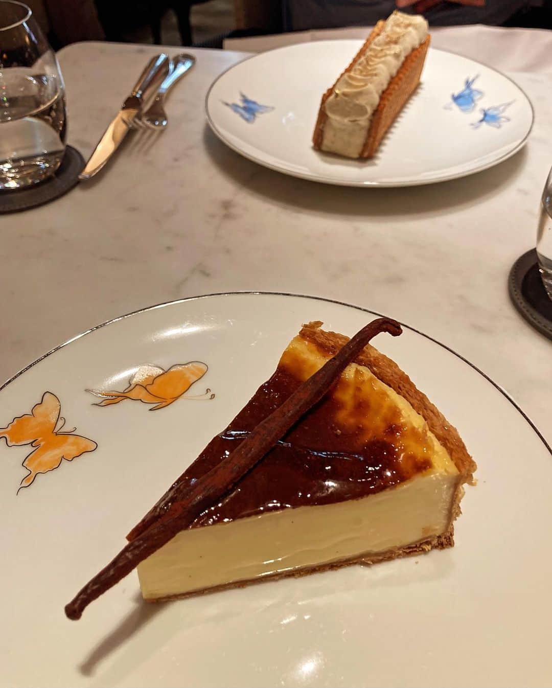 雨宮塔子さんのインスタグラム写真 - (雨宮塔子Instagram)「ホテルの朝食大好物🥰🥰🥰  こちらはホテル　ドゥ　クリヨン。 4つある朝食メニューからせっかくヴィーガンセットを選んだのに、その後で同じ階にあるButterfly Pâtisserieのサロンでミルフィーユとフランを食べるという怒られそうなオチに💦  甘さは上品だけどいい意味でクラシックでしっかりしたデセールでした😊  @rosewoodhoteldecrillon   #ヴィエノワズリーはクラシック #アボカドトーストのパンと #パンケーキの生地は #グルテンフリーと思われ #その他フルーツサラダと #アサイーボウルもついてきます❤️  #パリにいながら #めったにできないけど  #幸せな時間」11月6日 2時39分 - amemiya.toko