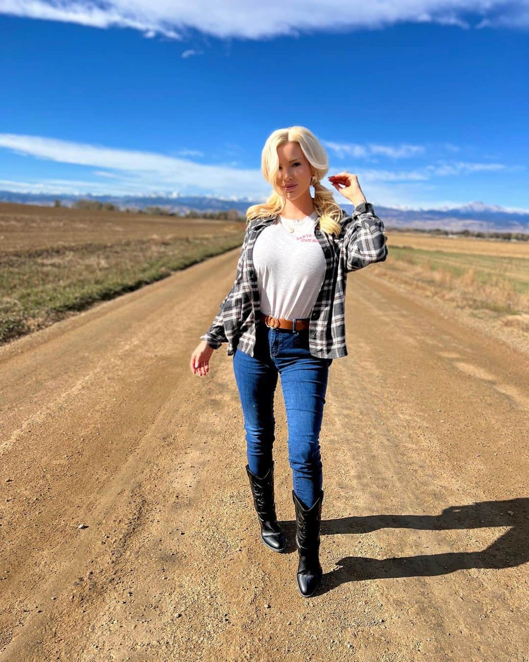 Jessica Weaverさんのインスタグラム写真 - (Jessica WeaverInstagram)「Yes I wear clothes normally. Here is the real me 🙃   #countrygirls #countryroads #dirtroads」11月6日 2時40分 - jessicakes33