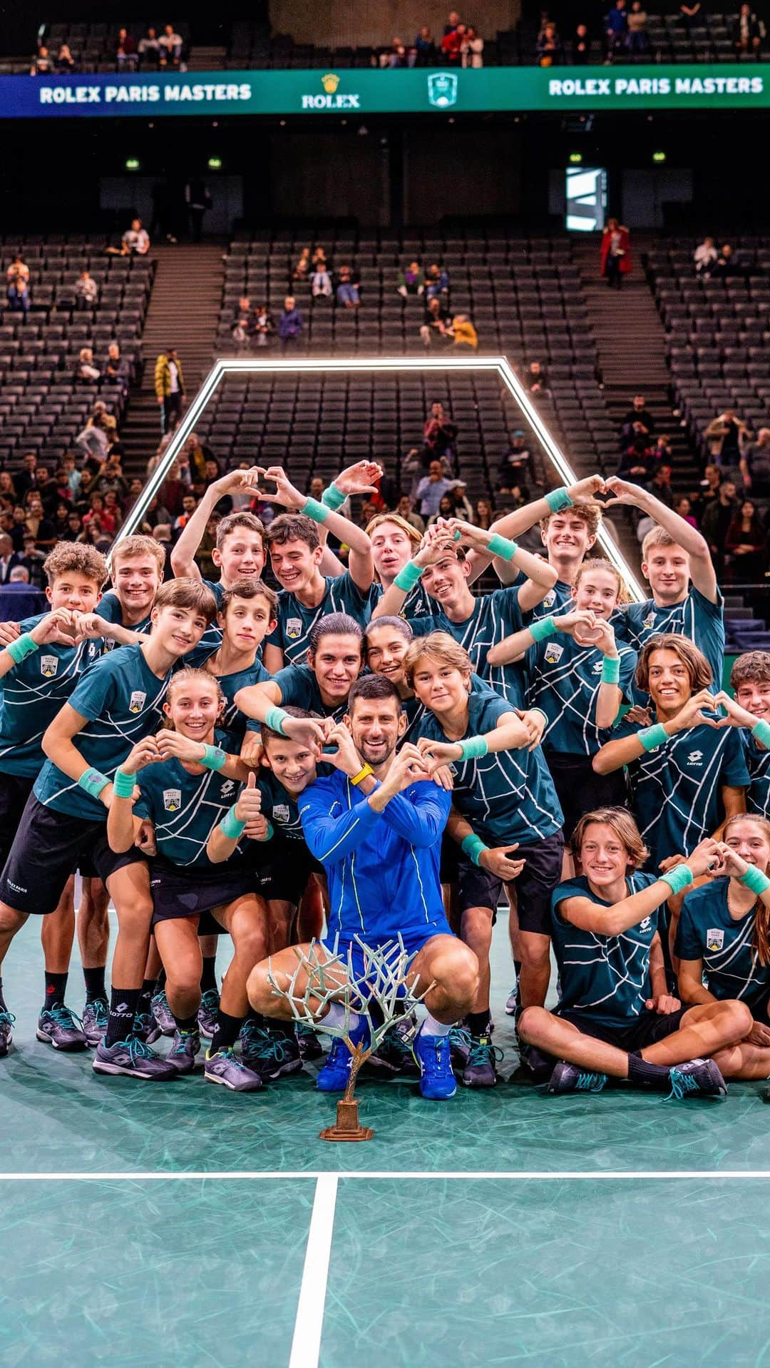 ノバク・ジョコビッチのインスタグラム：「The best ball kids in the world with The Boss 🎉   #RolexParisMasters」