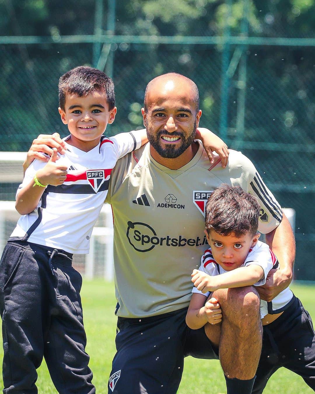 ルーカス・ロドリゲス・モウラ・ダ・シルヴァのインスタグラム：「🤗 Quantos likes Miguel e Pedro merecem?  #TricolorDesdeSempre #VamosSãoPaulo 🇾🇪」