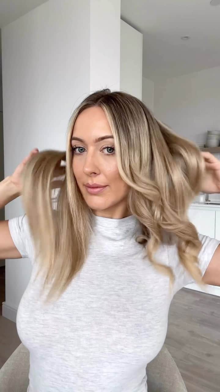 ghd hairのインスタグラム：「“GRWM: hair edition 🎀👱🏼‍♀️ I love using my @ghdhair for a lazy girl hairstyle when i want to go from straight to wavy, for curls that last allll day!” - @beautyandbeige   #ghd #ghdhair #straighttocurly #haircurltutorial #blondehairstyling」