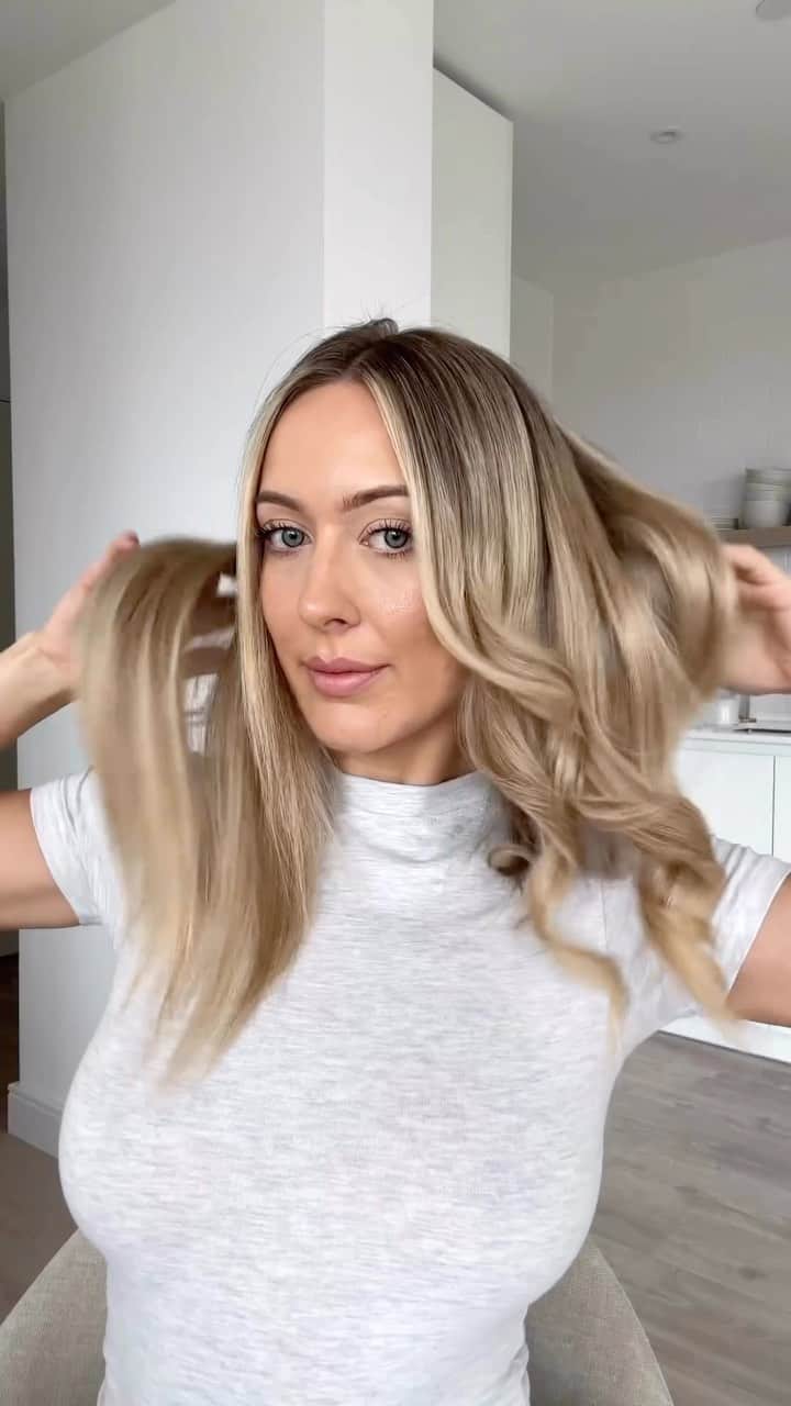 のインスタグラム：「“GRWM: hair edition 🎀👱🏼‍♀️ I love using my @ghdhair for a lazy girl hairstyle when i want to go from straight to wavy, for curls that last allll day!” - @beautyandbeige   #ghd #ghdhair #straighttocurly #haircurltutorial #blondehairstyling」