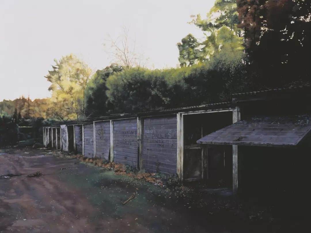 テート・ギャラリーのインスタグラム：「This painting is from George Shaw's ongoing series titled 'Scenes from the Passion.' 🌳  Shaw grew up in Tile Hill, a post-war housing estate on the south side of Coventry, where his parents still live. He decided to be an artist while he was still at school, but became disillusioned during his BA in fine art at Sheffield Polytechnic (1986-9) and abandoned art for a few years. He returned to it in 1996, completing an MA at the Royal College of Art in London. During this period, he made a trip back to his parents’ house and began photographing the landscape of his teenage years.  'I started to make these paintings out of a kind of mourning for the person I used to be: an enthusiastic, passionate teenager who read art books and novels and poems and biographies and watched films and TV and listened to music and dreamed. They are paintings of places that were familiar to me in my childhood and adolescence, places in which I found myself alone and thoughtful. They are places in which I forgot things. ... I paint the paintings of all the times and all the thoughts I lack the language to describe. For the one single moment that I can recall, I feel a dull sadness for the thousands I have forgotten.' 💙」
