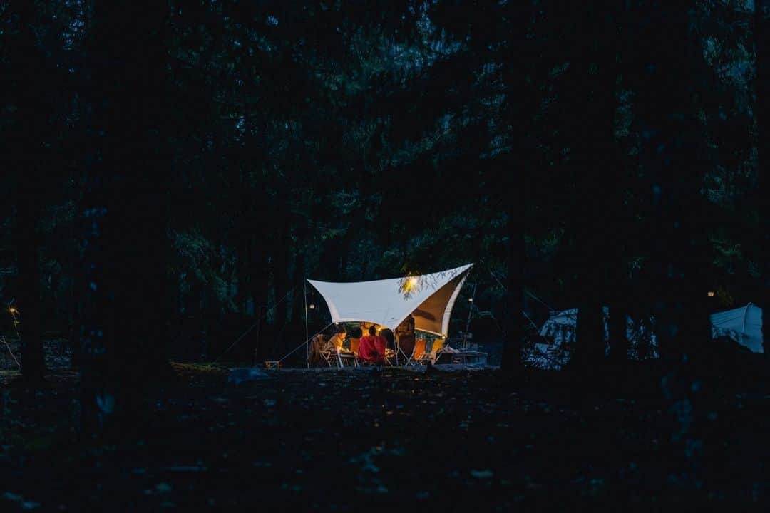 Snow Peak USAさんのインスタグラム写真 - (Snow Peak USAInstagram)「Embracing the silent serenity of the forest.   #snowpeakusa #takibitime #camping #campinggear #campingtarp」11月6日 3時01分 - snowpeakusa