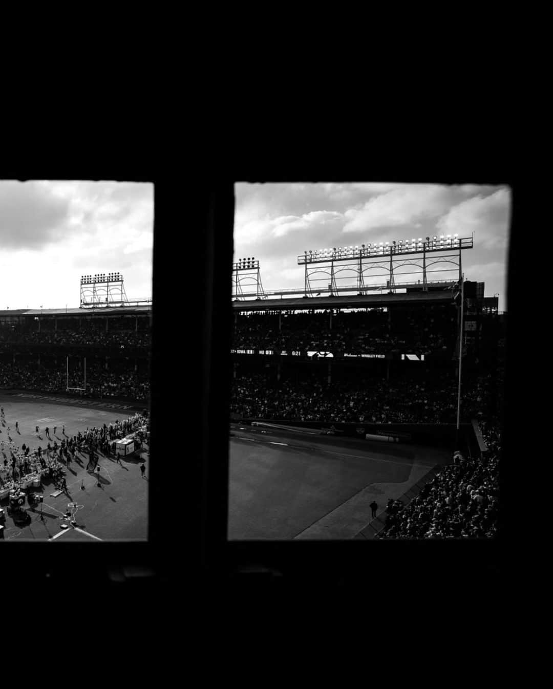 シカゴ・カブスさんのインスタグラム写真 - (シカゴ・カブスInstagram)「Football at the Friendly Confines 🏈」11月6日 2時53分 - cubs