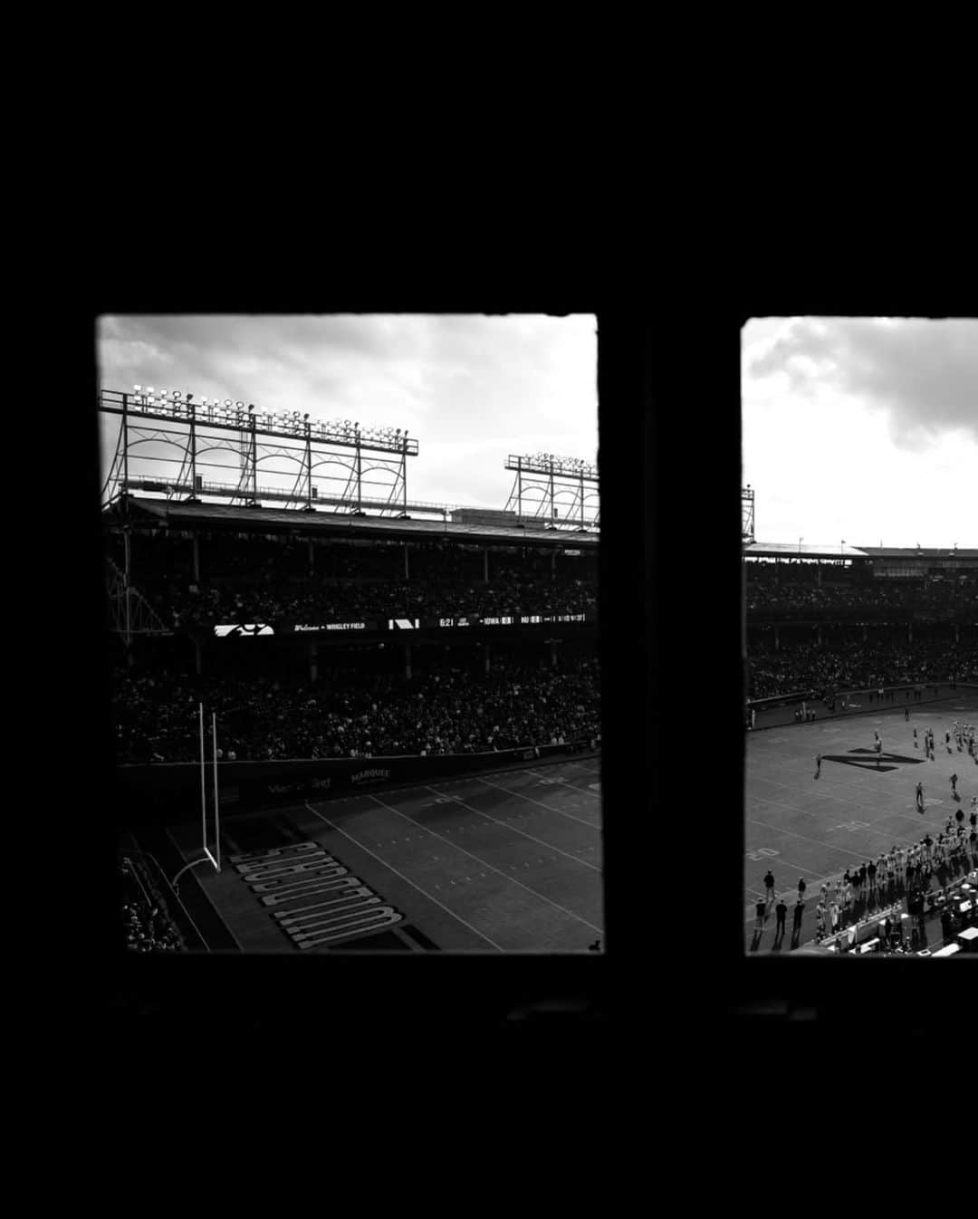 シカゴ・カブスさんのインスタグラム写真 - (シカゴ・カブスInstagram)「Football at the Friendly Confines 🏈」11月6日 2時53分 - cubs