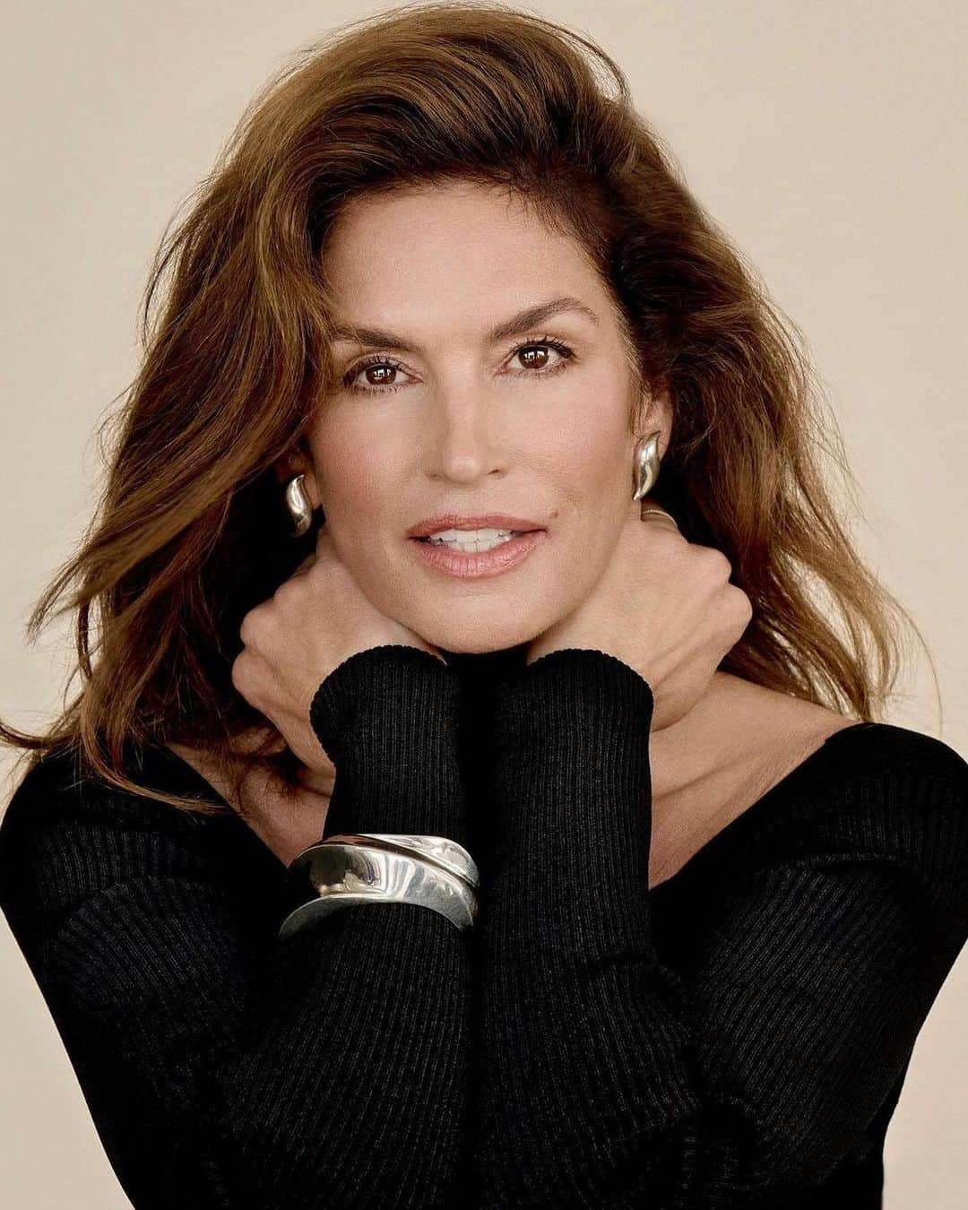 ペトラ・フラナリーさんのインスタグラム写真 - (ペトラ・フラナリーInstagram)「🖤 @cindycrawford @esmagazine @evening.standard #cindycrawford   Photographer: @yutsai88  Stylist: @petraflannery  Hair: @robsalty  Makeup: @melaniemakeup  Manicure: @nailzbyvee  Beauty Director: @roseharrietbeer  Producers: @colesontoast @88phases  Writer: jo.m.taylor Talent Director: @tommacklinstudio  Editor: @bengcobb」11月6日 2時57分 - petraflannery