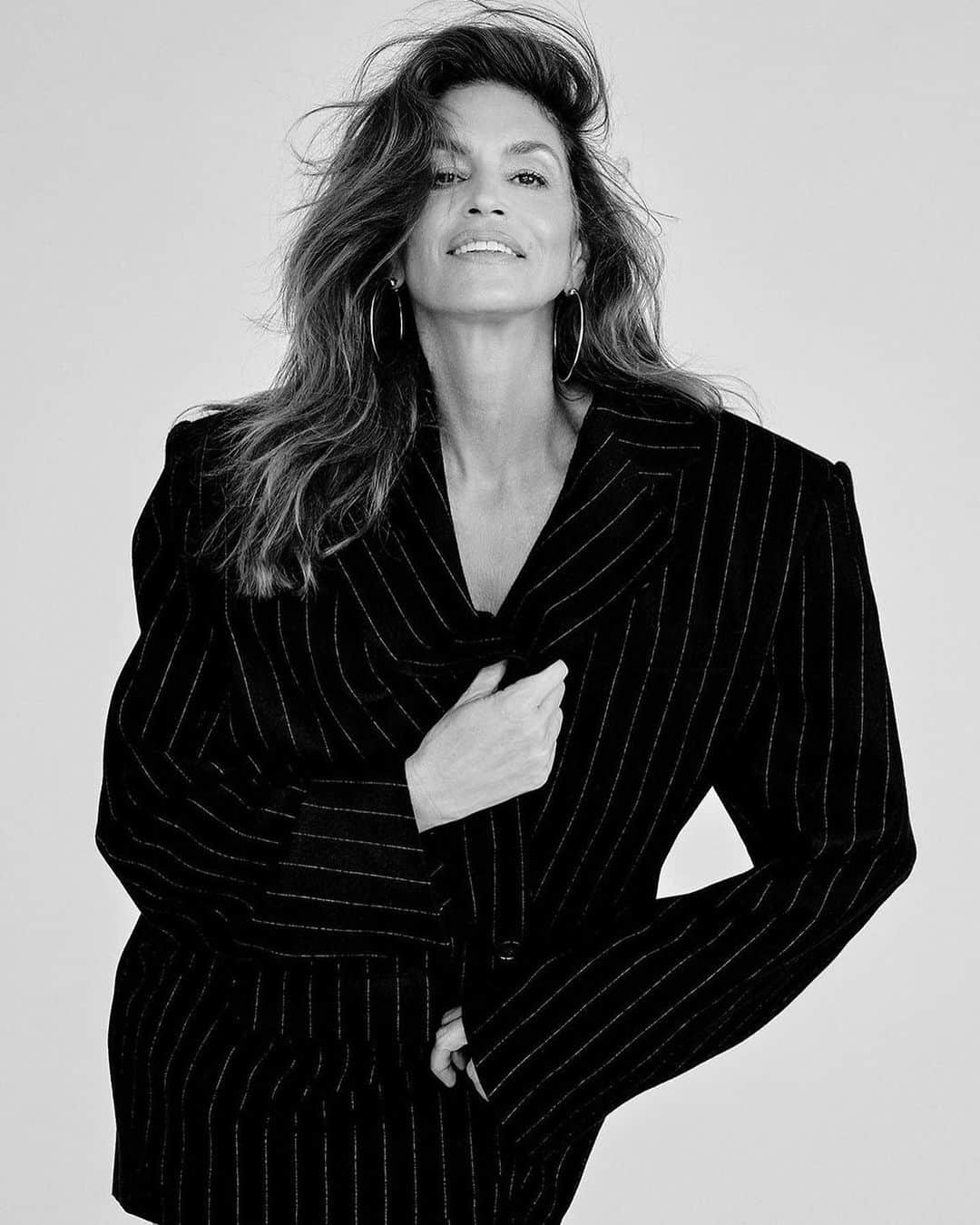 ペトラ・フラナリーさんのインスタグラム写真 - (ペトラ・フラナリーInstagram)「🖤 @cindycrawford @esmagazine @evening.standard #cindycrawford   Photographer: @yutsai88  Stylist: @petraflannery  Hair: @robsalty  Makeup: @melaniemakeup  Manicure: @nailzbyvee  Beauty Director: @roseharrietbeer  Producers: @colesontoast @88phases  Writer: jo.m.taylor Talent Director: @tommacklinstudio  Editor: @bengcobb」11月6日 2時57分 - petraflannery