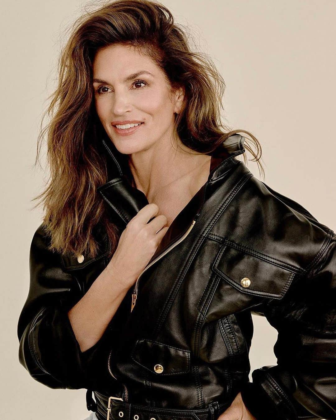 ペトラ・フラナリーのインスタグラム：「🖤 @cindycrawford @esmagazine @evening.standard #cindycrawford   Photographer: @yutsai88  Stylist: @petraflannery  Hair: @robsalty  Makeup: @melaniemakeup  Manicure: @nailzbyvee  Beauty Director: @roseharrietbeer  Producers: @colesontoast @88phases  Writer: jo.m.taylor Talent Director: @tommacklinstudio  Editor: @bengcobb」