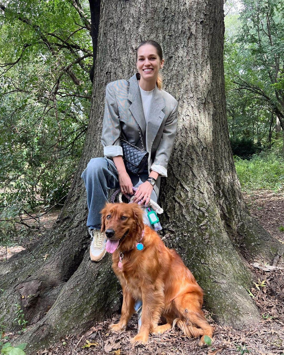 サマンサ・グラドヴィルさんのインスタグラム写真 - (サマンサ・グラドヴィルInstagram)「Sunny Sundays ☀️ at the park with my best girl Aurora ✨ #dogmomlove #goldenretrieverlife」11月6日 3時02分 - samgradoville