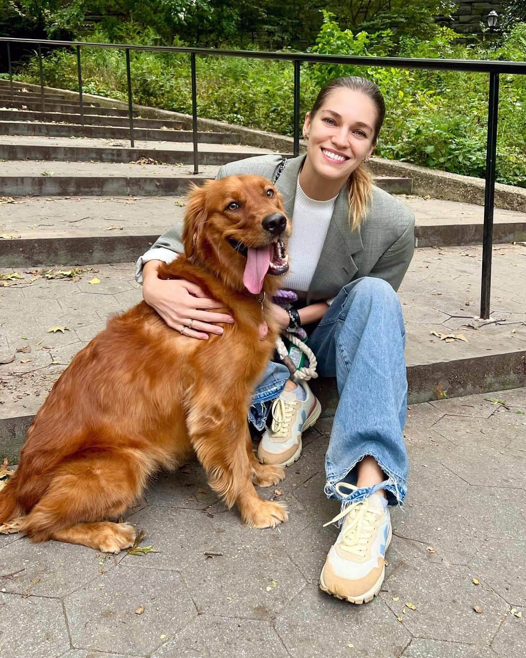 サマンサ・グラドヴィルさんのインスタグラム写真 - (サマンサ・グラドヴィルInstagram)「Sunny Sundays ☀️ at the park with my best girl Aurora ✨ #dogmomlove #goldenretrieverlife」11月6日 3時02分 - samgradoville