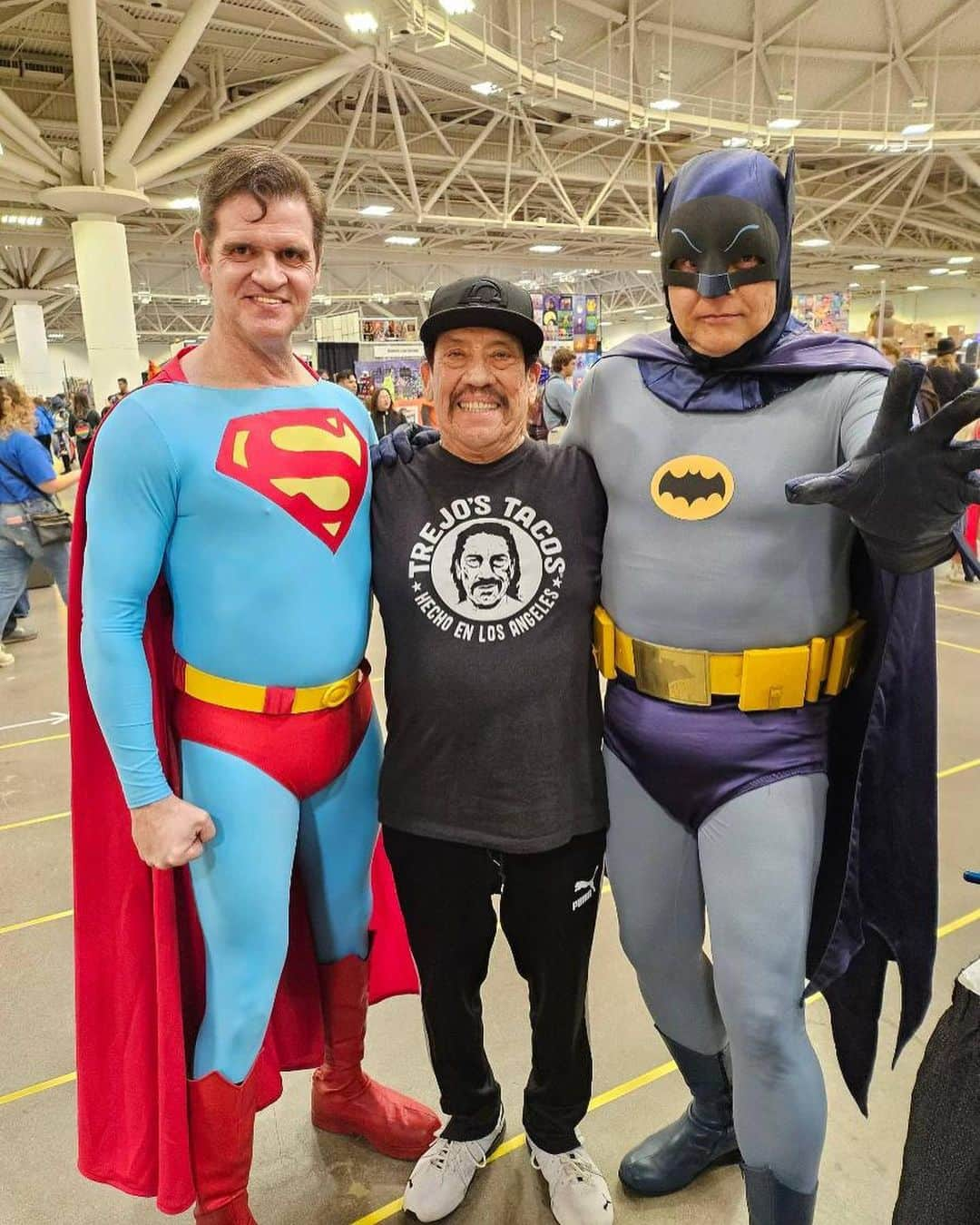 ダニー・トレホさんのインスタグラム写真 - (ダニー・トレホInstagram)「My two assistants ha ha they got my back! @twincitiescon  #twincitiescon #batman #superman #dannytrejo」11月6日 3時02分 - officialdannytrejo