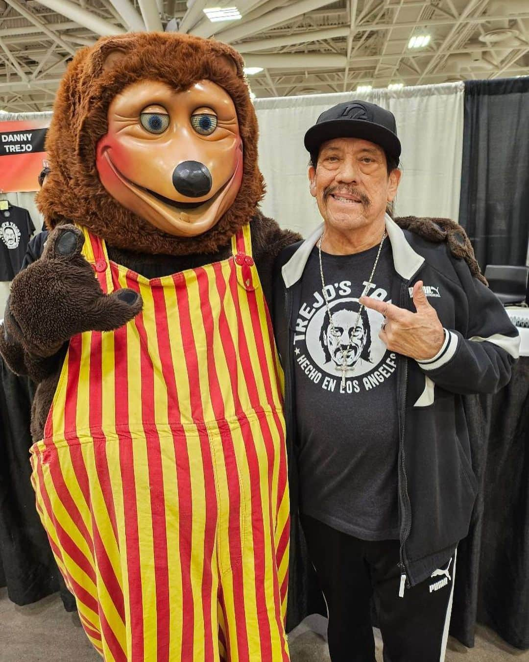 ダニー・トレホさんのインスタグラム写真 - (ダニー・トレホInstagram)「My two assistants ha ha they got my back! @twincitiescon  #twincitiescon #batman #superman #dannytrejo」11月6日 3時02分 - officialdannytrejo