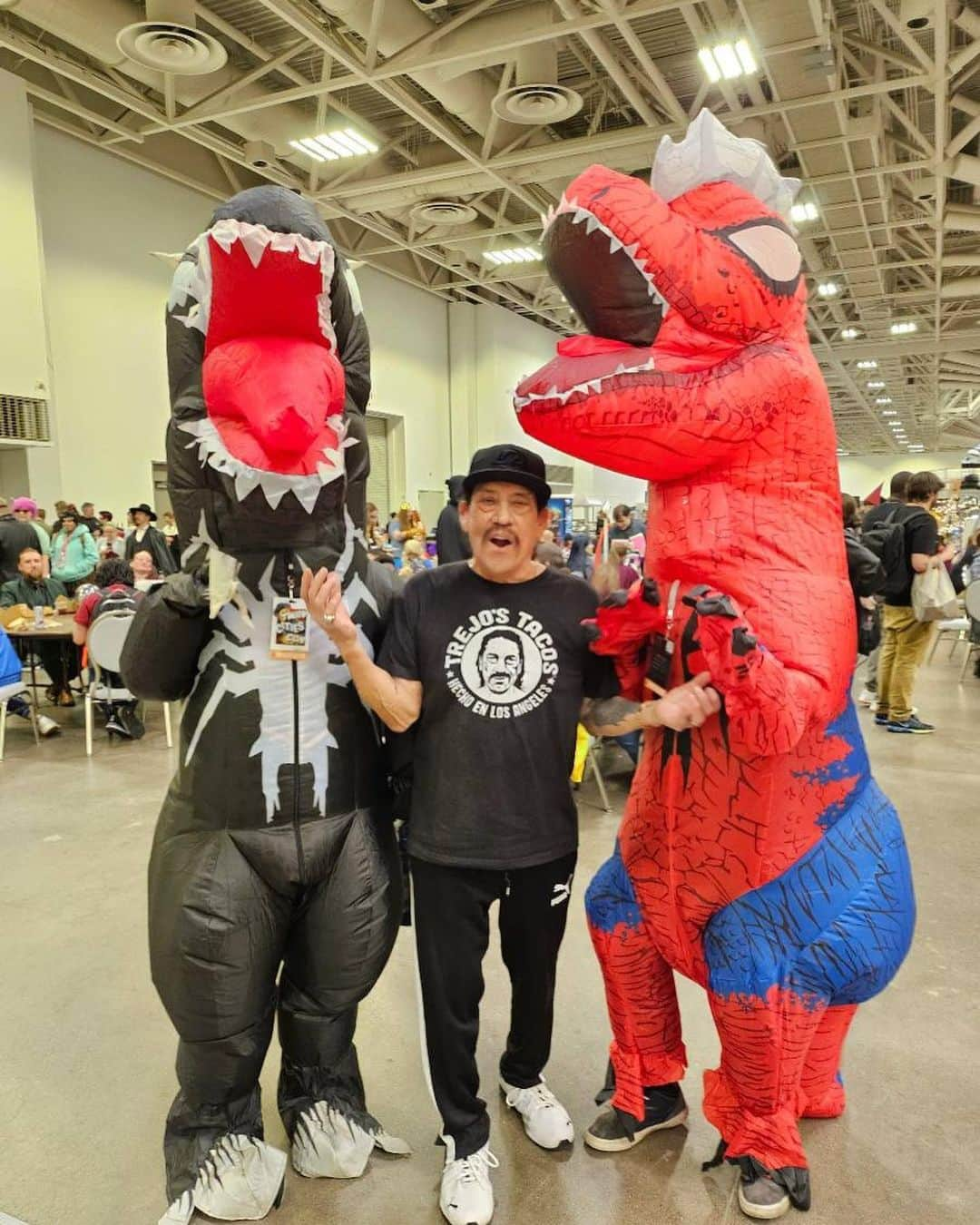 ダニー・トレホさんのインスタグラム写真 - (ダニー・トレホInstagram)「My two assistants ha ha they got my back! @twincitiescon  #twincitiescon #batman #superman #dannytrejo」11月6日 3時02分 - officialdannytrejo