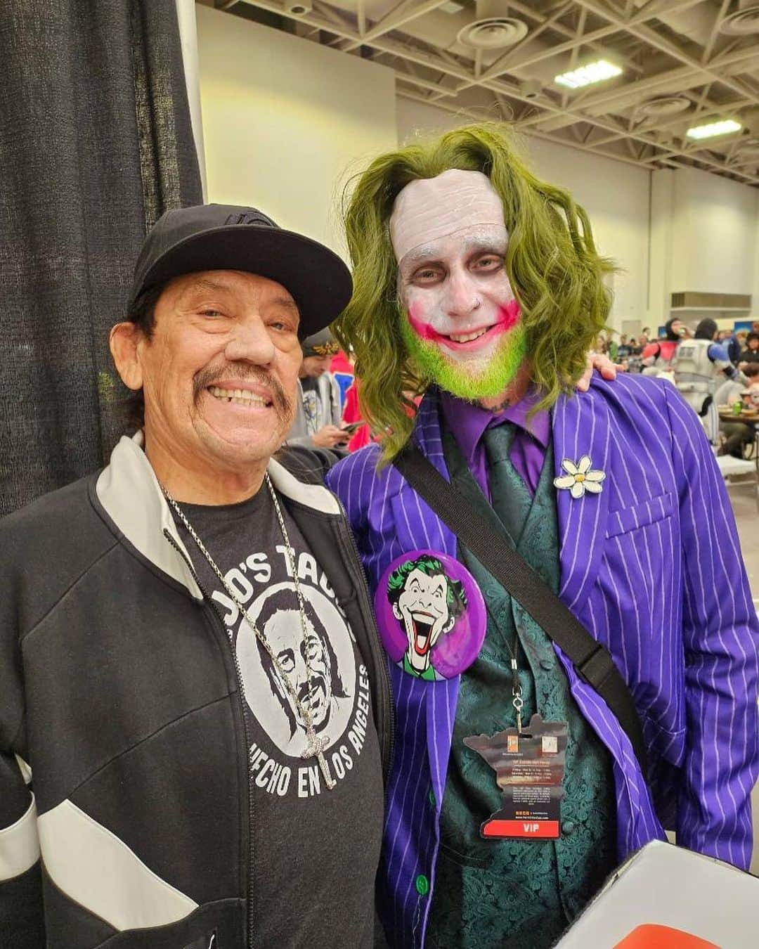 ダニー・トレホさんのインスタグラム写真 - (ダニー・トレホInstagram)「My two assistants ha ha they got my back! @twincitiescon  #twincitiescon #batman #superman #dannytrejo」11月6日 3時02分 - officialdannytrejo