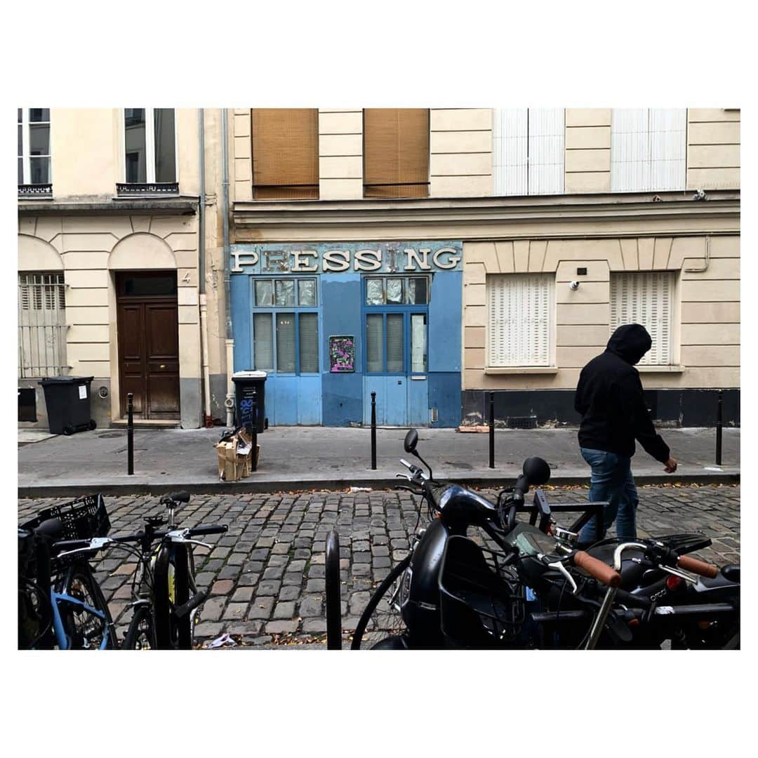 マット・ディロンのインスタグラム：「Paris.  Rue St Denis」
