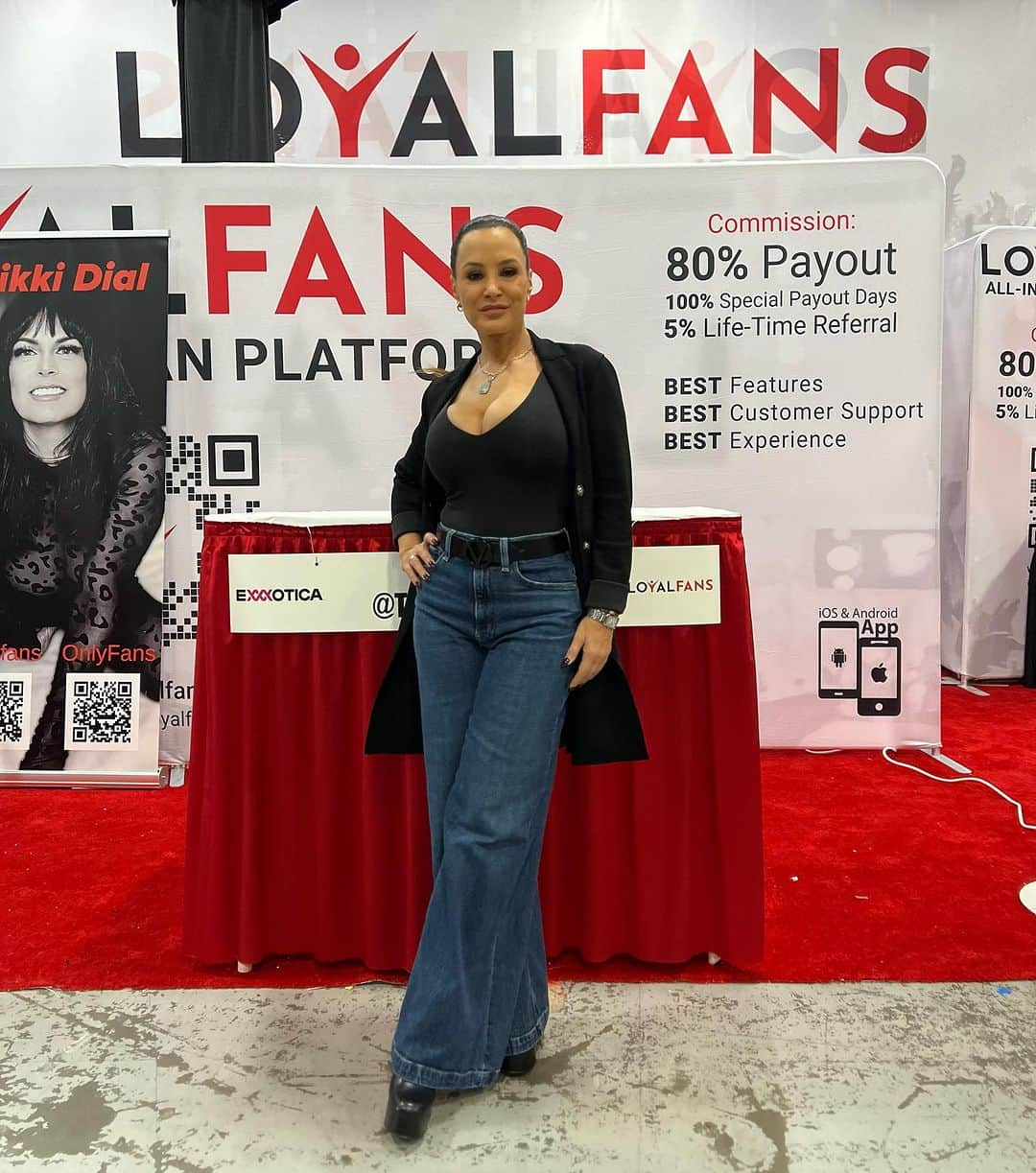 リサ・アンさんのインスタグラム写真 - (リサ・アンInstagram)「Let’s goooooooooooooo💋 I’m here at the @realloyalfans booth - stop by and say hi!  #exxxotica #realloyalfans #events #thereallisaann」11月6日 3時19分 - thereallisaann