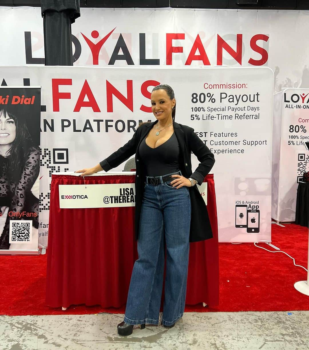 リサ・アンさんのインスタグラム写真 - (リサ・アンInstagram)「Let’s goooooooooooooo💋 I’m here at the @realloyalfans booth - stop by and say hi!  #exxxotica #realloyalfans #events #thereallisaann」11月6日 3時19分 - thereallisaann