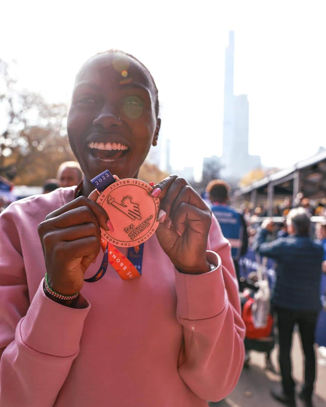 Under Armourのインスタグラム：「THIS GIRL IS ON FIRE 🔥 @shazrine with an outstanding effort to take 3rd at the @nycmarathon and put herself on the podium for the second year in a row. Congratulations Sharon! 🎉」