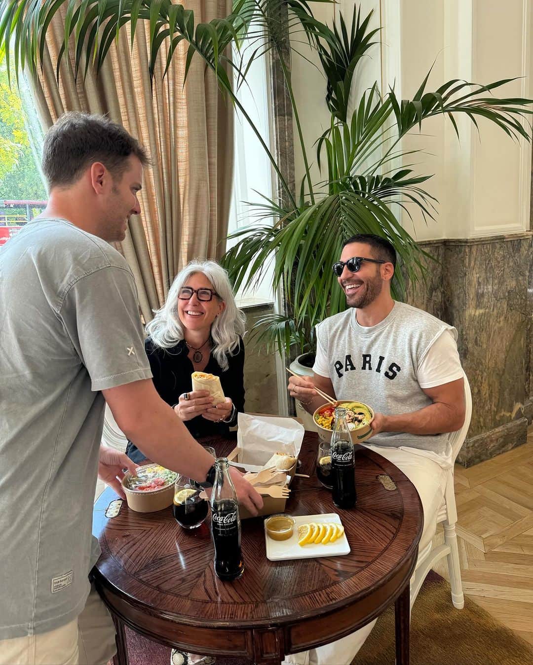 ミゲル・エンジェル・シルベストレのインスタグラム：「Domingos de picnic! Cuando tus compis te traen sorpresas inesperadas para disfrutar juntos... #recipeformagic @cocacola_esp  @esegurah #publi」