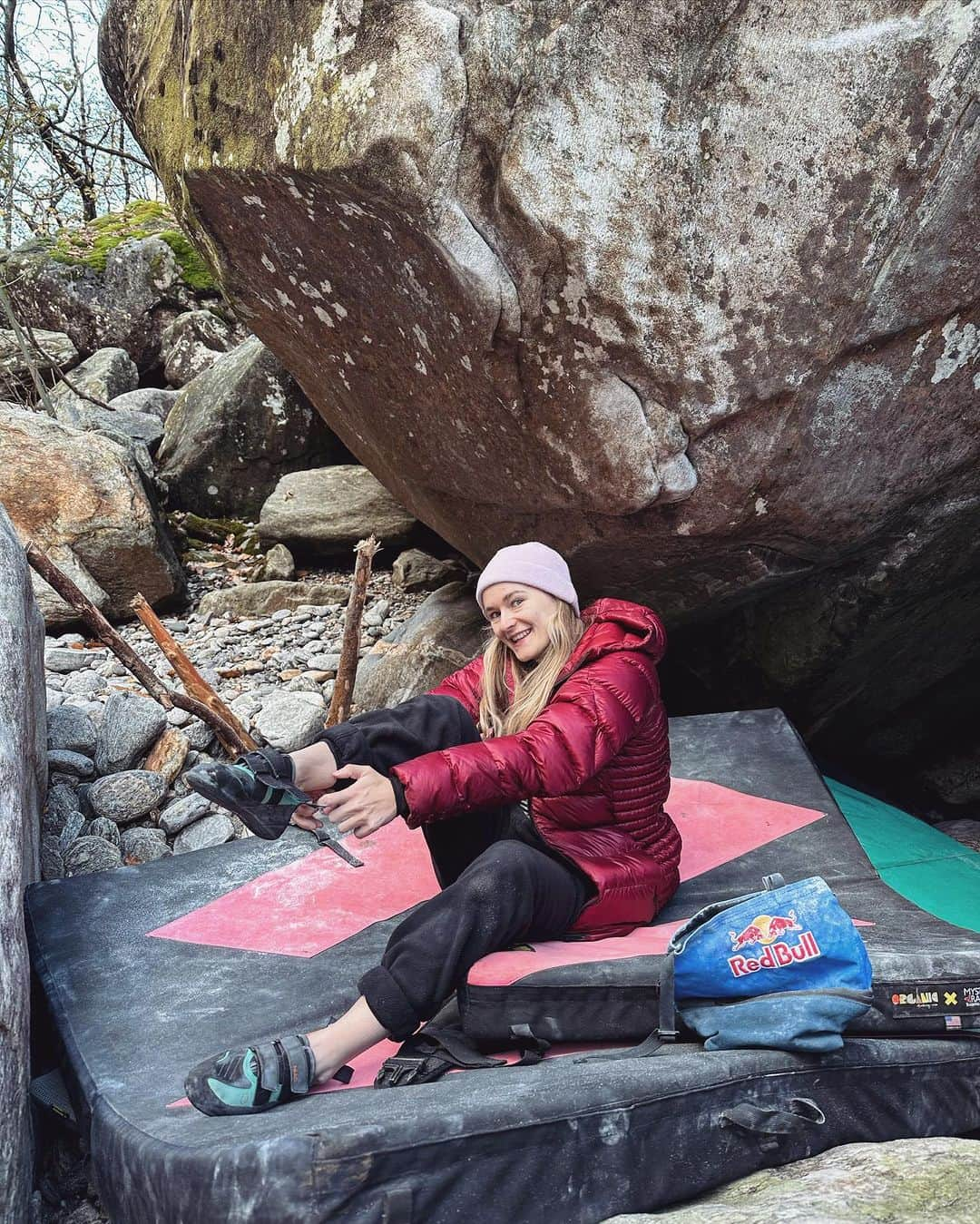 シャウナ・コックジーのインスタグラム：「Forever More 8a+/V12   I picked up my first spotting injury last week. Thought my finger was broken but luckily it’s just bruised. Got to climb today and surprised myself with a quick send of Forever More which gets 8A+.   Didn’t film cos I did it on my first go from the start and it was very unexpected. Some really fun moves into a slightly spicy mantle (which i didn’t fancy repeating for the photos 😅).   Tired hard and had fun today. I love climbing.   Mega massive thanks to @theclimbingphysio for looking after me even if I did go a bit wild.」