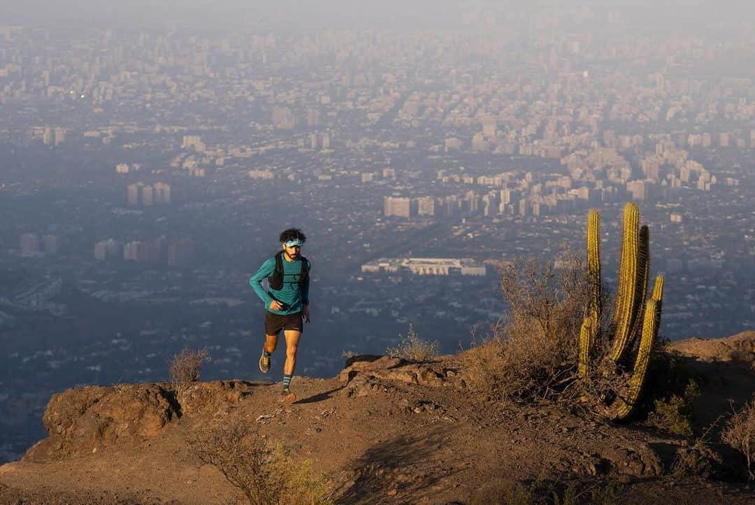 patagoniaさんのインスタグラム写真 - (patagoniaInstagram)「It’s about the balance. Chris Madrid Serrano (@chris.madrid.serrano) tops out on the trails of Cerro Guayacán above Santiago, Chile.  Photos: Felipe Tapia (@felipesh)」11月6日 3時25分 - patagonia