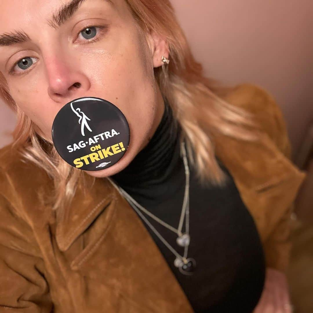 ビジー・フィリップスのインスタグラム：「I don’t know one actor, writer or film & tv crew member who want this strike to keep going but what I do know is that if the AMPTP’s “best and final” ISN’T, in fact, BEST for us as artists, WE CAN NOT TAKE THE DEAL. I know the vast majority of my fellow @sagaftra members share my feelings. We won’t be bullied into union busting and we can’t be bullied into taking a deal that doesn’t address our core concerns and issues like AI and residual payments for streaming services. I’m confident @officialfrandrescher and the entire negotiating committee feel the same way. #unionstrong #strikesolidarity #sagaftrastrong #onedaylongeronedaystronger #dontsettle」