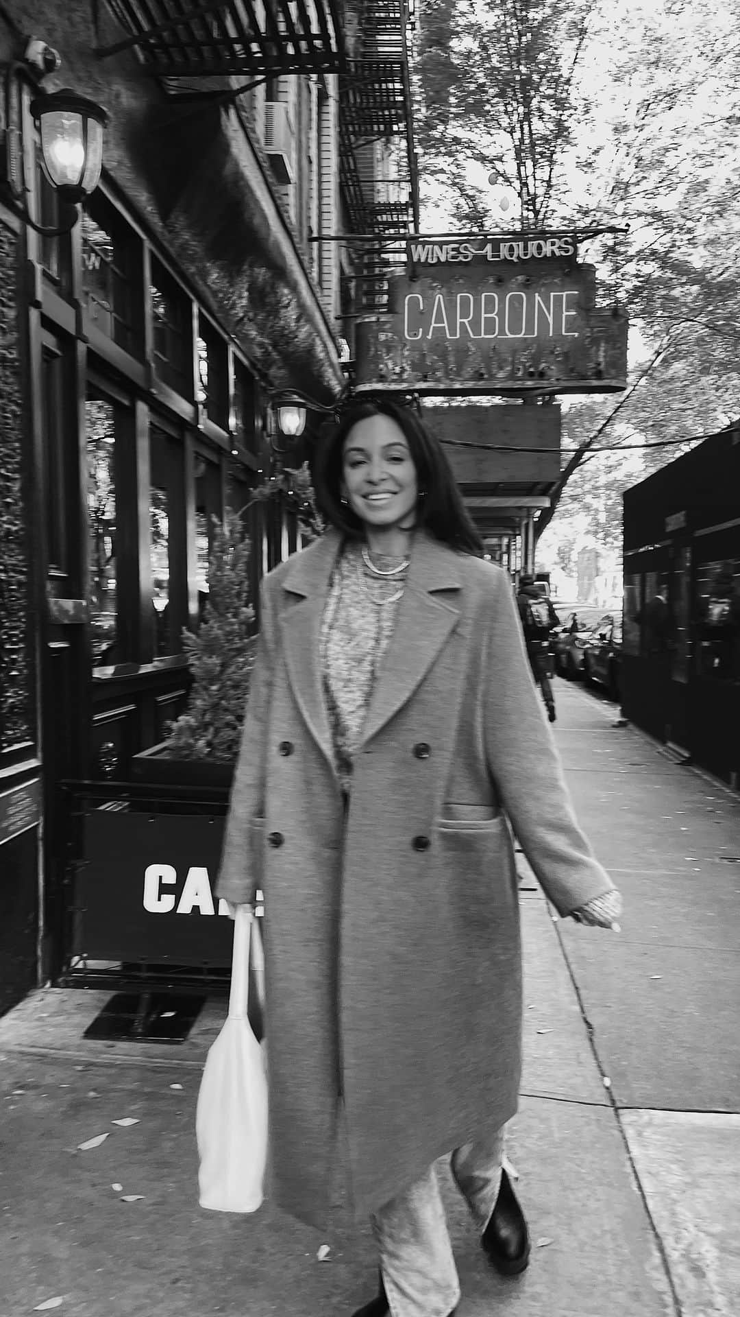 ダニエル・ピーザーのインスタグラム：「But are you even an influencer in New York if you don’t film a video like this? 🥲✌🏼  Coat & knit: @marksandspencerstyle  Jeans: @missyempire  Boots: @egoofficial  Bag: @commense.official  Glasses: @hotfutures」