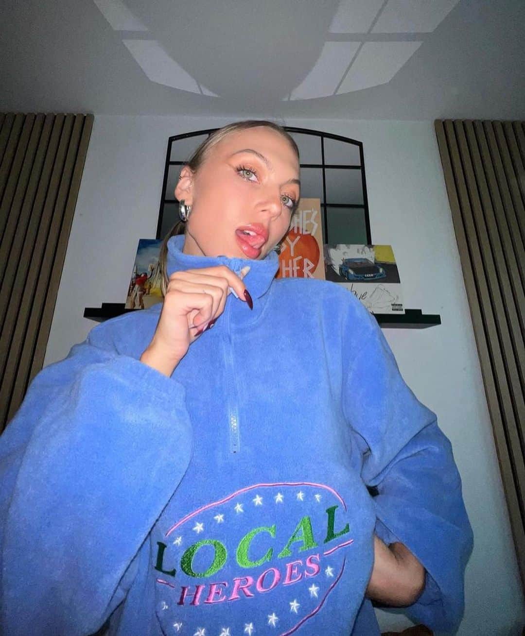 LOCAL HEROESのインスタグラム：「not as moody as I look 👅💆🏻‍♀️ /  @juliastrzalkowska in Blue Fleece」