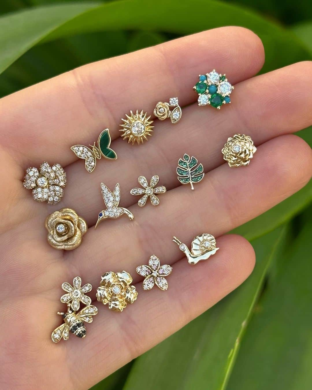 シドニーエヴァンのインスタグラム：「Studs in Bloom 🤩 Mix, match, and create a story that is uniquely yours with #SydneyEvan studs available in singles and full pairs.   Which is your favorite?   #SEFantasticFlorals」