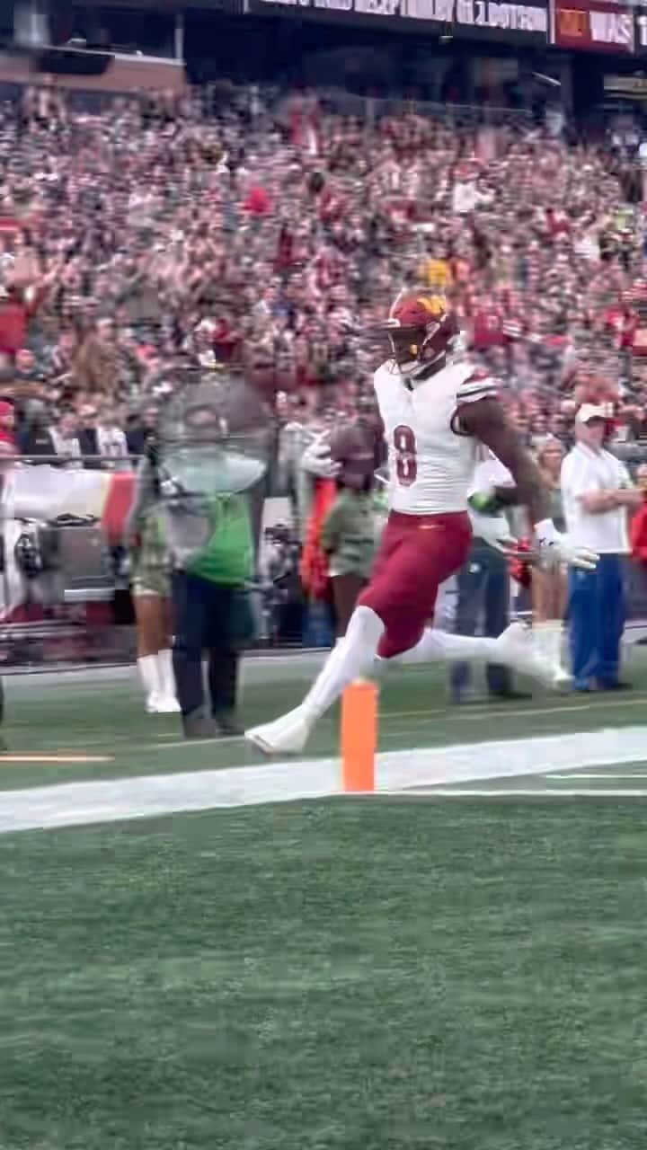 ワシントン・レッドスキンズのインスタグラム：「B-Rob brings it in to the end zone!  📺 #WASvsNE on FOX」