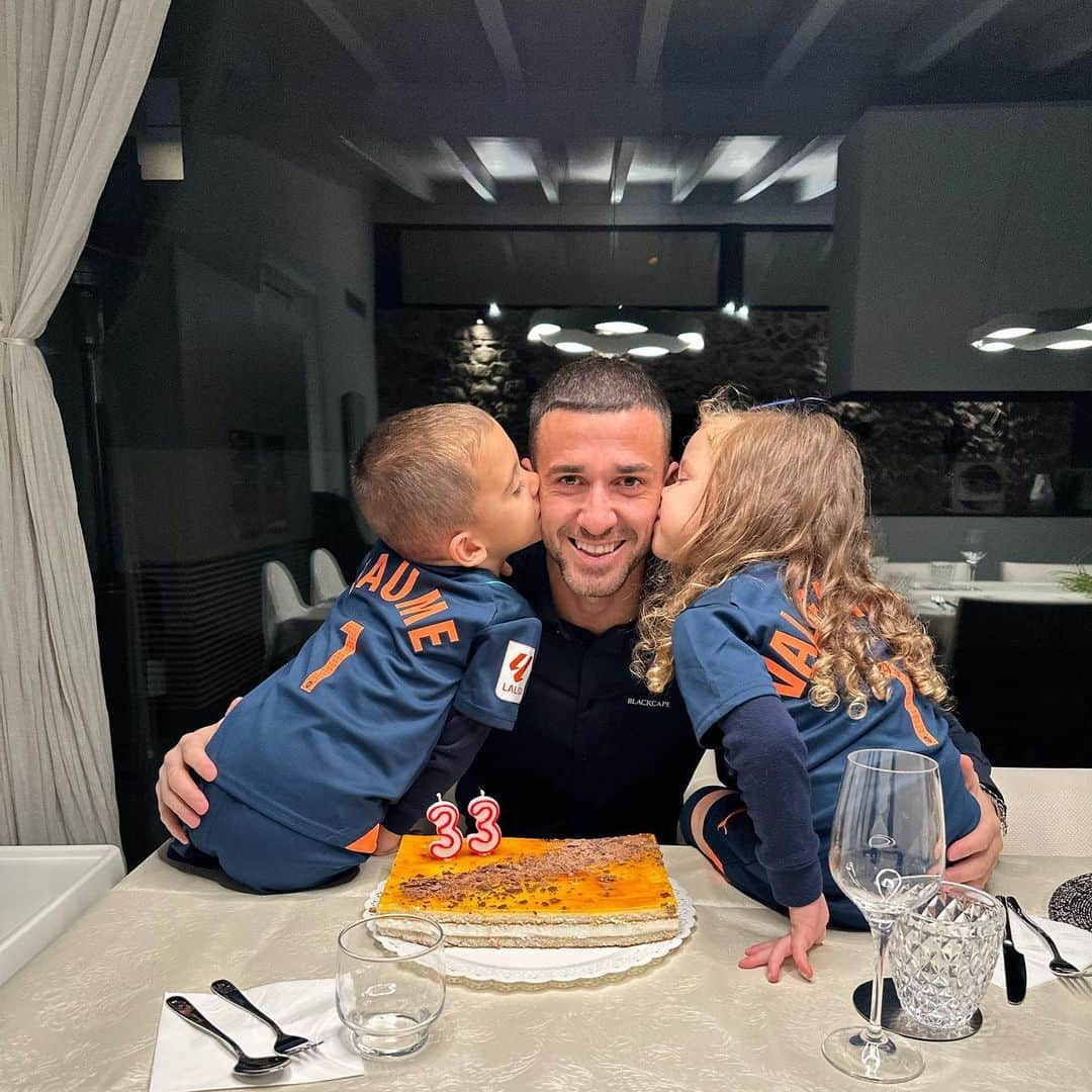 ジャウメ・ドメネクのインスタグラム：「Gràcies a tots per les felicitacions i els bons desitjos!!  Aniversari i +3 en Mestalla, millor imposible😍🎂 #amunt @valenciacf   Gracias a todos por las felicitaciones y los buenos deseos!! Cumpleaños y +3 en Mestalla, mejor imposible😍🎂 #amunt @valenciacf」