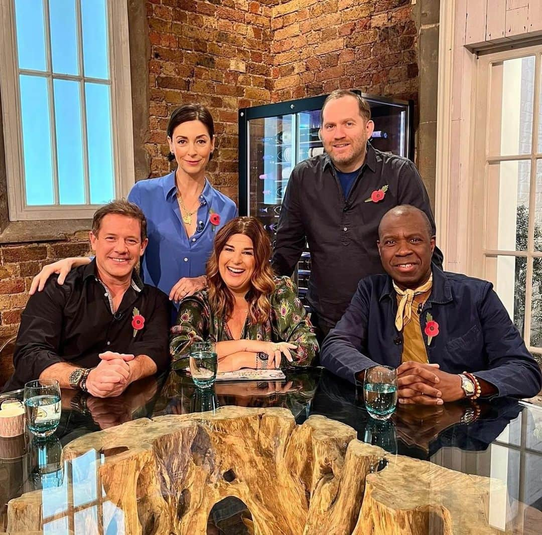 メアリー・マッカートニーのインスタグラム：「Such a pleasure to be a guest on Saturday Kitchen yesterday. I made my Smokey Dogs from my new hybrid portrait/cookbook Feeding Creativity. Watch the episode now on BBC iplayer . X Mary  @bbciplayer @taschen #FeedingCreativity #saturdaykitchen」