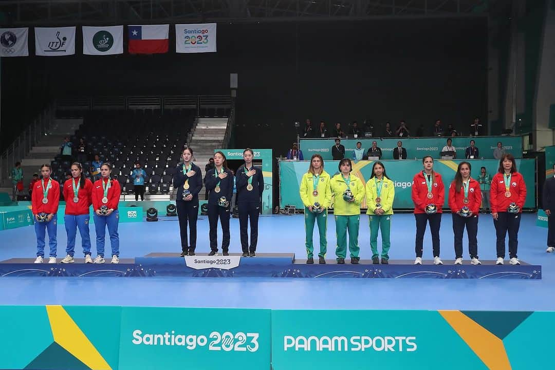 リリー・チャンさんのインスタグラム写真 - (リリー・チャンInstagram)「PAN AMERICAN GAMES CHAMPIONS!!! 🥇🇺🇸  Wow. Incredibly proud of this team for pulling through and working so hard together to secure a gold medal for Team USA. Thank you to our coach, friends, family, sponsors, and fans out there. We really couldn’t have done this without you 😭💛  @joolaglobal  @joolausa  @pingpod  @ttamerica」11月6日 3時54分 - lilyyz