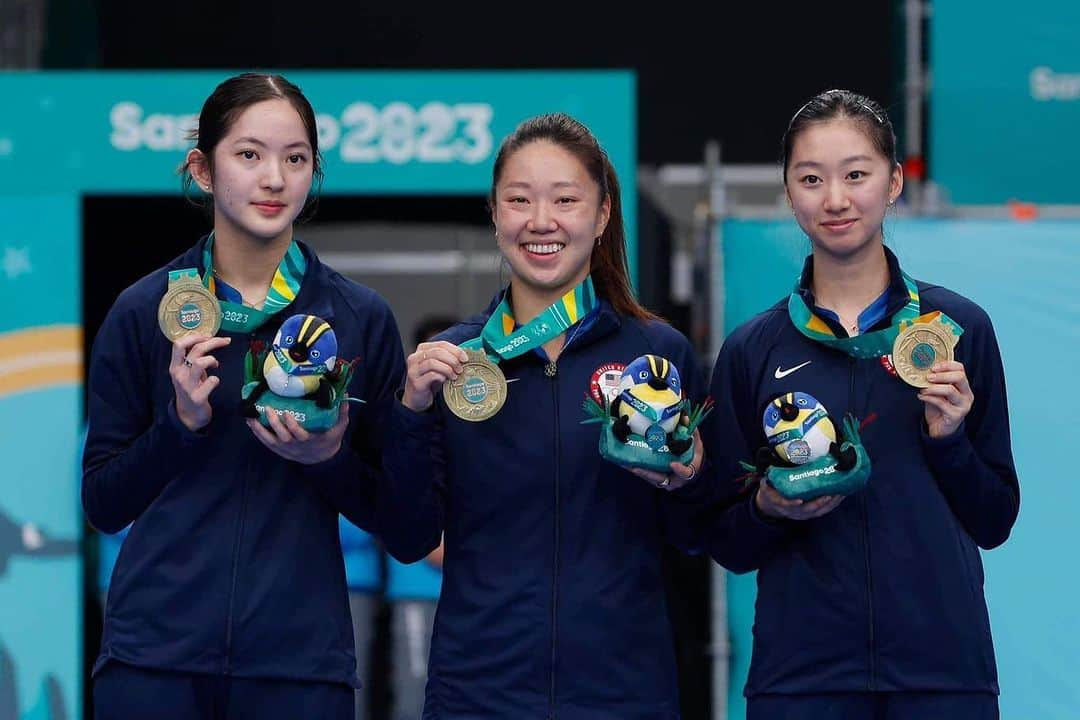 リリー・チャンのインスタグラム：「PAN AMERICAN GAMES CHAMPIONS!!! 🥇🇺🇸  Wow. Incredibly proud of this team for pulling through and working so hard together to secure a gold medal for Team USA. Thank you to our coach, friends, family, sponsors, and fans out there. We really couldn’t have done this without you 😭💛  @joolaglobal  @joolausa  @pingpod  @ttamerica」