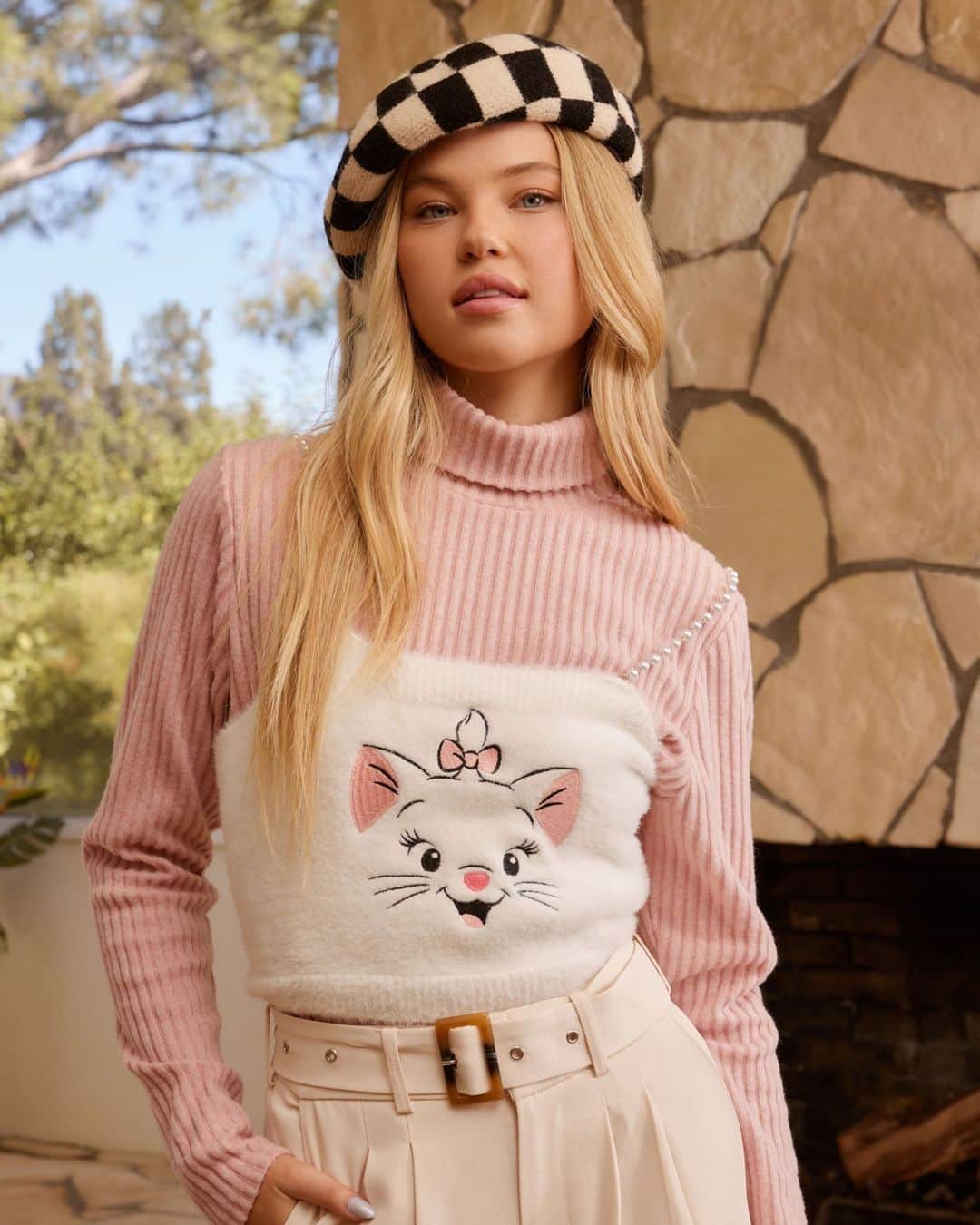 FOREVER 21さんのインスタグラム写真 - (FOREVER 21Instagram)「Wearing this entire outfit all season long 🤎❄️💫 ⁣ ⁣ Shop the exclusive Disney | Forever21 holiday collection online now + at your nearest Forever 21 store!」11月6日 4時00分 - forever21