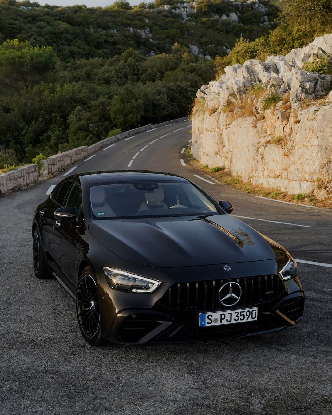 メルセデス・ベンツさんのインスタグラム写真 - (メルセデス・ベンツInstagram)「Conquer the streets with the @mercedesamg #GT53​.  📷 @fastnblack for #MBcreator   #MercedesBenz #MercedesAMG   [Mercedes-AMG GT 53 4MATIC+ | WLTP: Kraftstoffverbrauch kombiniert: 10‒9,5 l/100 km | CO₂-Emissionen kombiniert: 228‒214 g/km | mb4.me/DAT-Leitfaden]」11月6日 4時00分 - mercedesbenz