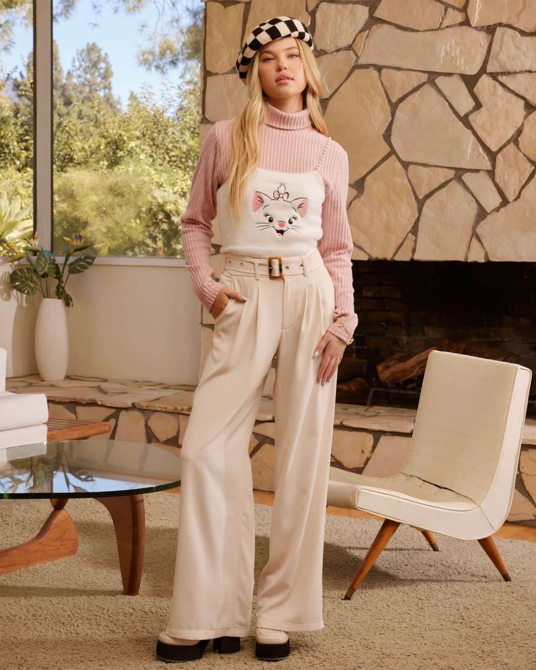 のインスタグラム：「Wearing this entire outfit all season long 🤎❄️💫 ⁣ ⁣ Shop the exclusive Disney | Forever21 holiday collection online now + at your nearest Forever 21 store!」