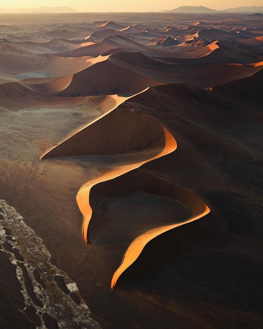 Discover Earthのインスタグラム：「The talented @jasoncharleshill capturing the timeless beauty of Earth's oldest desert, the Namib. 📸  📍 Namibia  🇳🇦 #DiscoverNamibia with @jasoncharleshill」