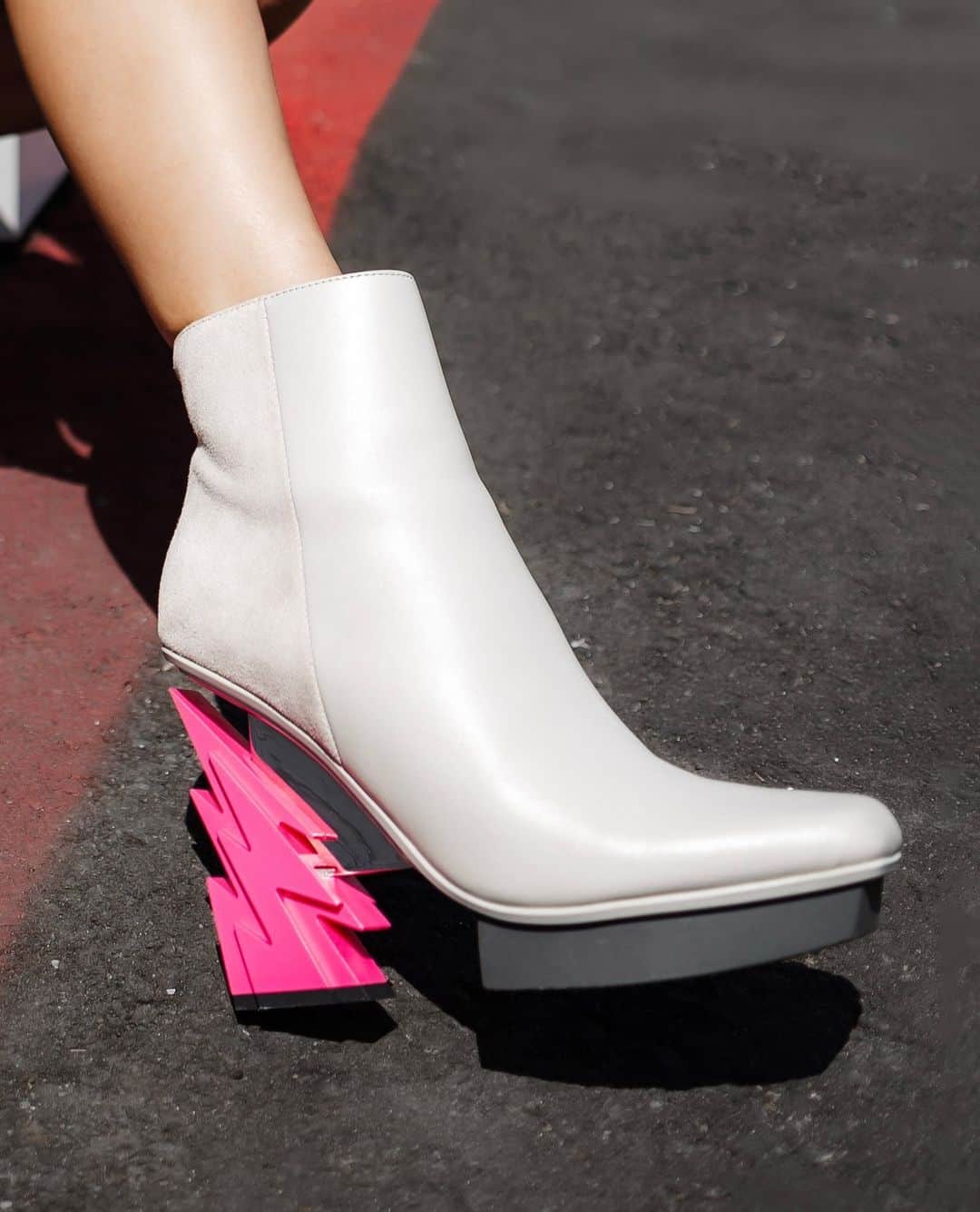 ユナイテッドヌードのインスタグラム：「A touch of Retro Glam /// Maximalist heels available now at unitednude.com! ⁠ .⁠ Content by @basic.pr ⁠ .⁠ #unitednude #maximalist #platforms」