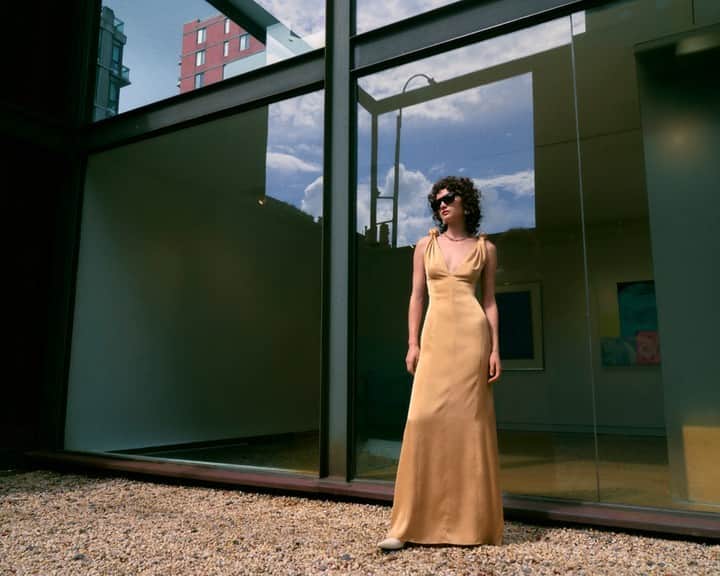 デレクラムのインスタグラム：「Our PreSpring collection was inspired by artist Milton Avery's colorful landscapes. It arrives in cross-functional pieces to build your wardrobe. Perfectly pair it with transitional knits, versatile dresses, and casually tailored staples. #DerekLam10Crosby」