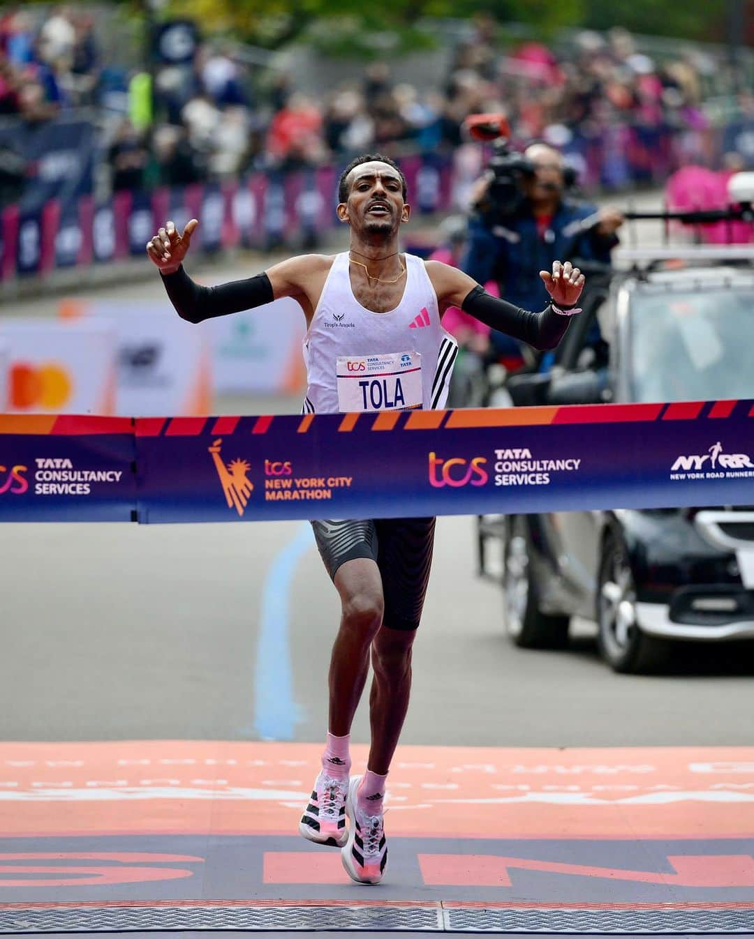 adidas Runningのインスタグラム：「COURSE RECORD IN NYC /// 👑🗽🔥  Former world champion @tamirattola obliterates the 12-year-old previous best in New York – taking his first world major marathon in 𝑠𝑡𝑦𝑙𝑒. 😎🔥⏱️   ⏱️ 2:04:58 #TCSNYCMarathon 📸 @nyrr」