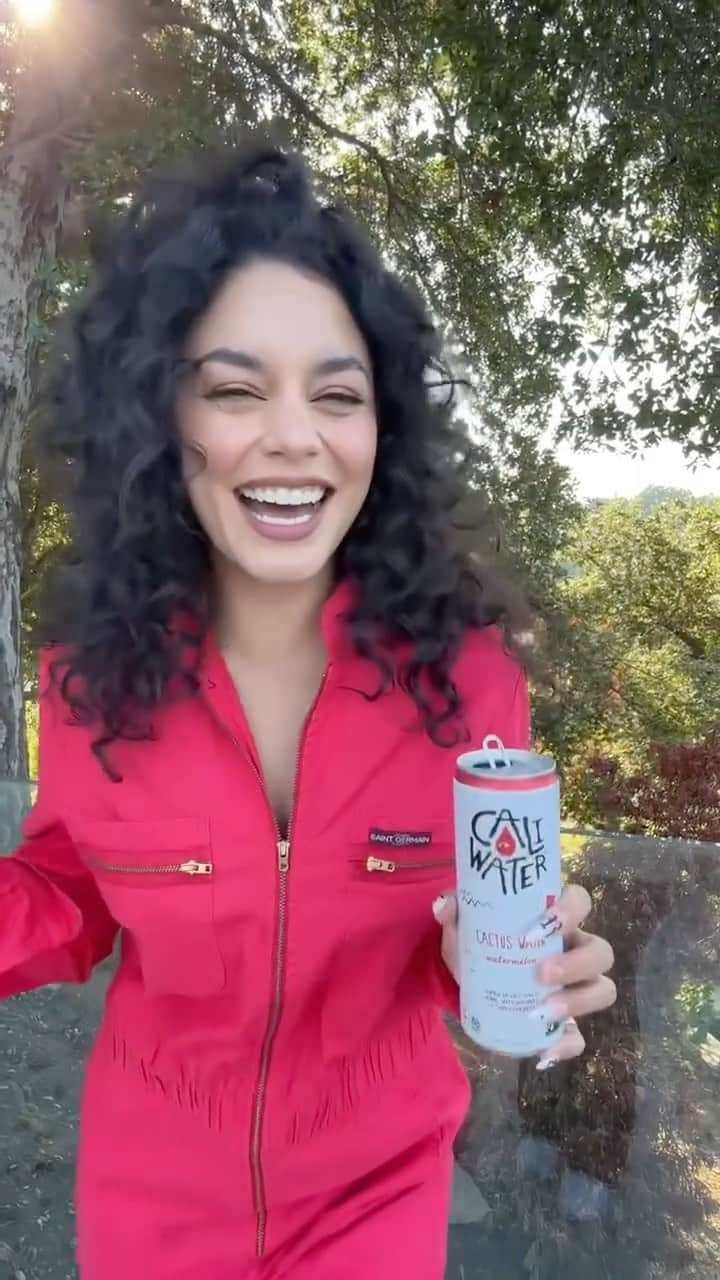 ヴァネッサ・ハジェンズのインスタグラム：「LETS GO!!! @Caliwater headed to the Formula one with McLaren VISTA. https://booketing.com/microsite/vanessahudgens   🏎️🌵💦🎉  @caliwater  @vista_lasvegasf1 @draislv #F1 #McLaren  #VISTALasVegas #caliwater」