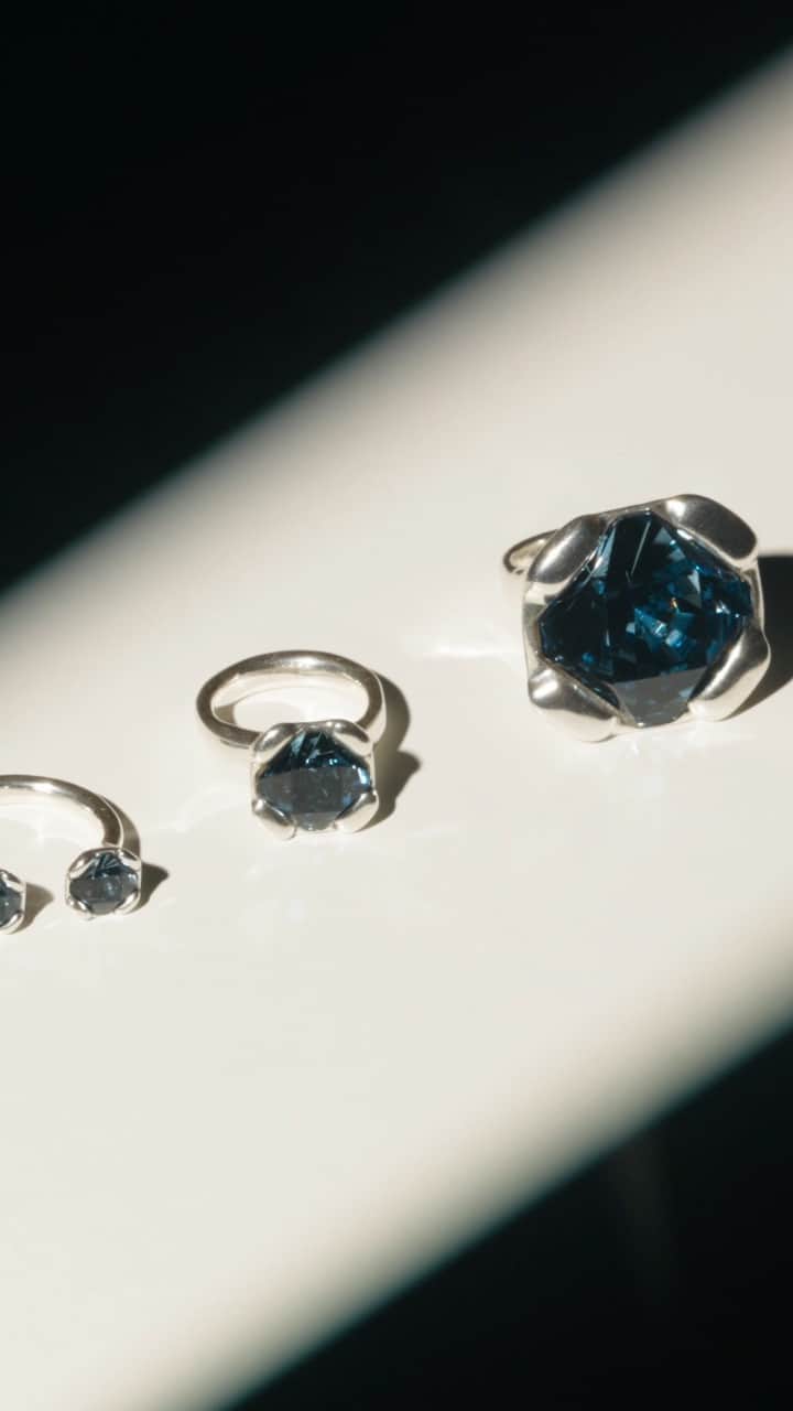 ウノデシンクエンタのインスタグラム：「Domingo de darte una vuelta por nuestra web y hacerte con tus joyas favoritas de la nueva colección Charismatic 💎  Sunday to take a look at our website and get your favorite jewelry from the new Charismatic collection 💎  #UNOde50 #Jewelry #NewCollection」