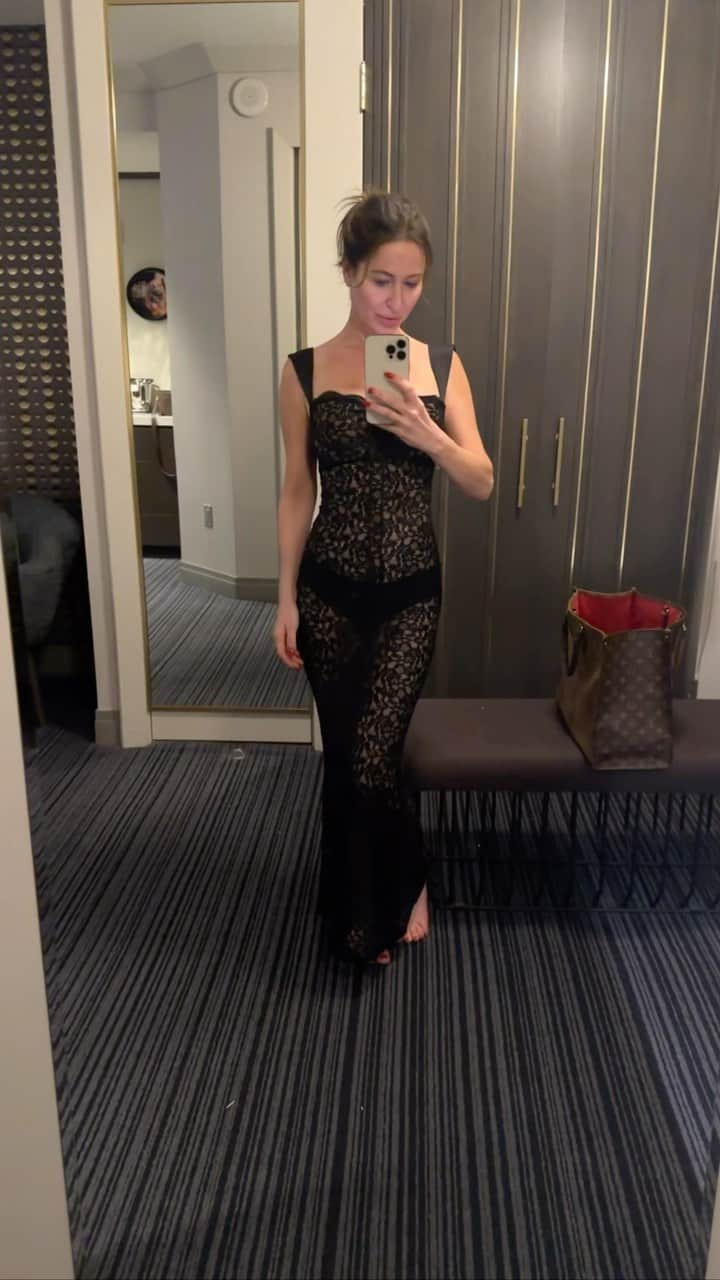 ジェシカ・ブラウンスタインのインスタグラム：「Not so chic as I run around bravo-con but got one dress on. Anyone want to see some behind the scenes of the craziness in Las Vegas and @bravotv ?」