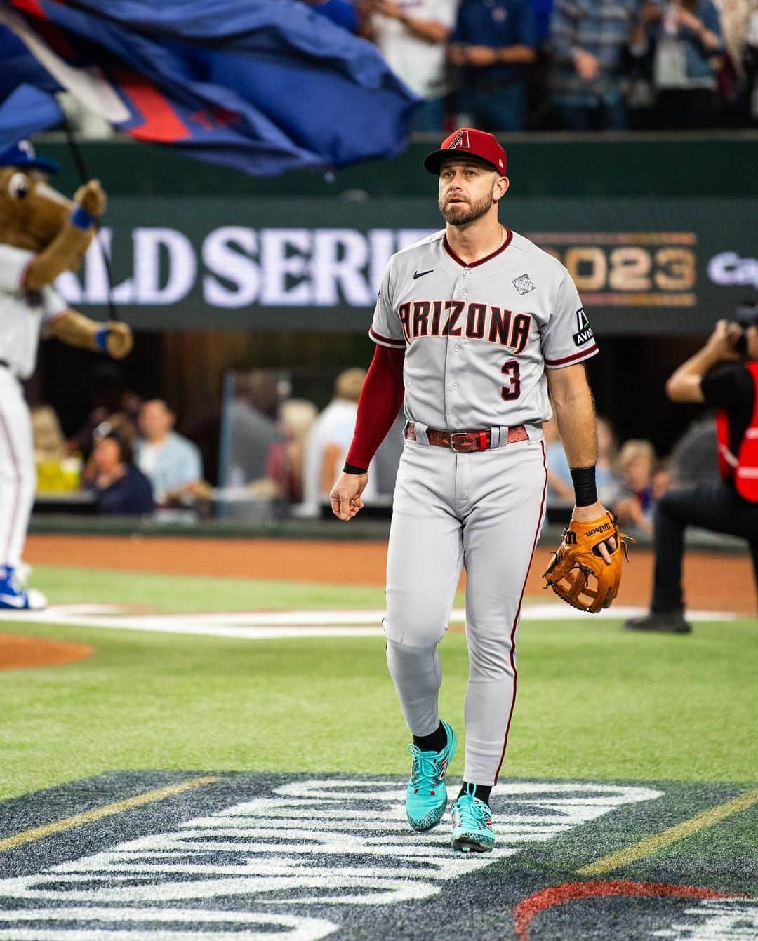 エバン・ロンゴリアさんのインスタグラム写真 - (エバン・ロンゴリアInstagram)「THANK YOU ARIZONA! THANK YOU @dbacks FANS!  This year was special in so many ways. Being at home all year with my family, allowing me to be a dad and husband in ways I hadn’t been afforded in some years. Welcoming the playoffs back to AZ for the first time since 2017…and ultimately playing for a ring and trying to bring title #2 back to the state.  I thank my family for their  unwavering support, my coaches and the training and support staff for always working to help us be better every day, the fans for showing us that this city and state has Diamondbacks fans EVERYWHERE, and ultimately my teammates for taking us all on a crazy journey that ended in heartbreak but also with our heads held high. We did it together and those memories will last a lifetime! ❤️🐍🏜️」11月6日 4時37分 - evan.longoria3