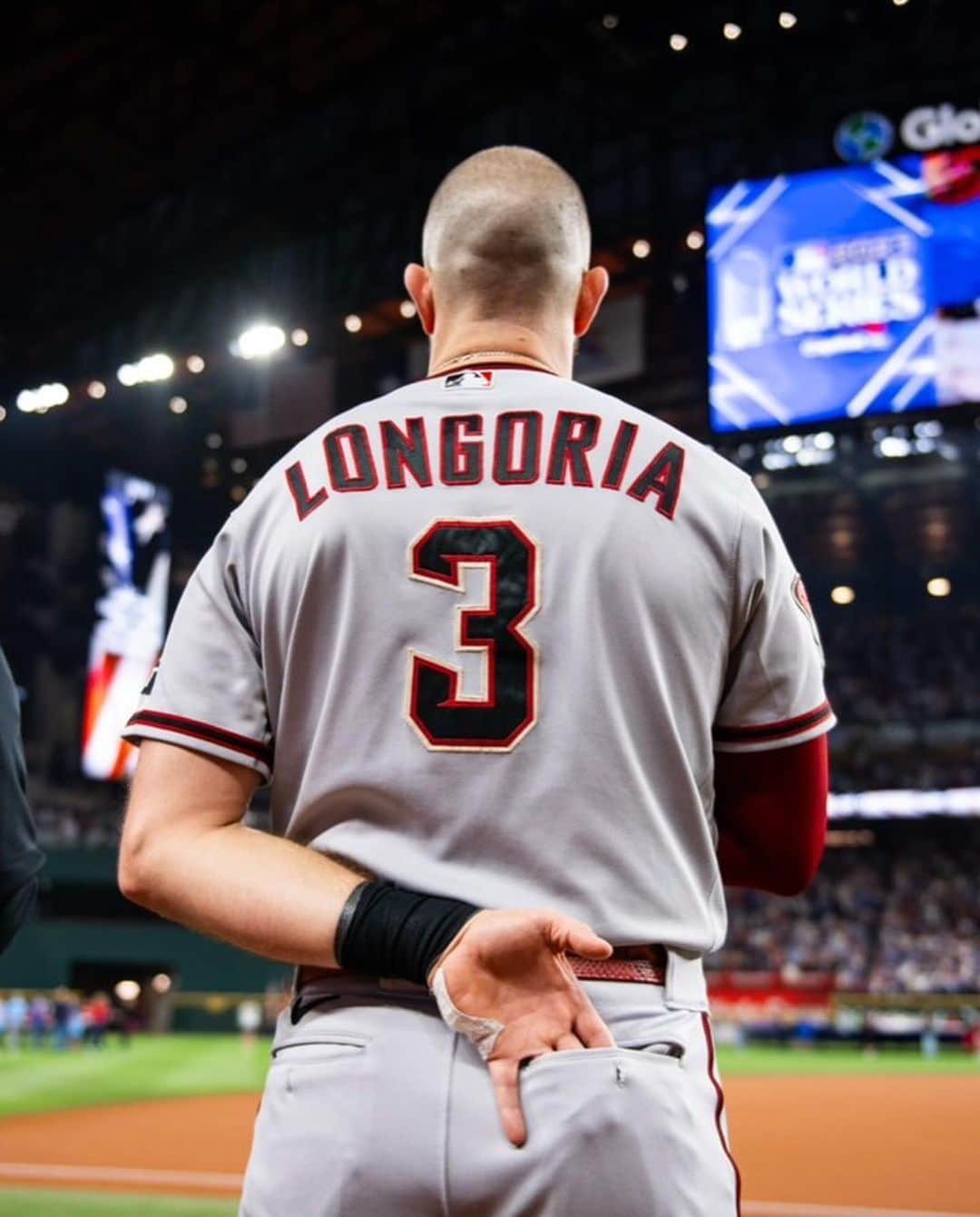 エバン・ロンゴリアさんのインスタグラム写真 - (エバン・ロンゴリアInstagram)「THANK YOU ARIZONA! THANK YOU @dbacks FANS!  This year was special in so many ways. Being at home all year with my family, allowing me to be a dad and husband in ways I hadn’t been afforded in some years. Welcoming the playoffs back to AZ for the first time since 2017…and ultimately playing for a ring and trying to bring title #2 back to the state.  I thank my family for their  unwavering support, my coaches and the training and support staff for always working to help us be better every day, the fans for showing us that this city and state has Diamondbacks fans EVERYWHERE, and ultimately my teammates for taking us all on a crazy journey that ended in heartbreak but also with our heads held high. We did it together and those memories will last a lifetime! ❤️🐍🏜️」11月6日 4時37分 - evan.longoria3