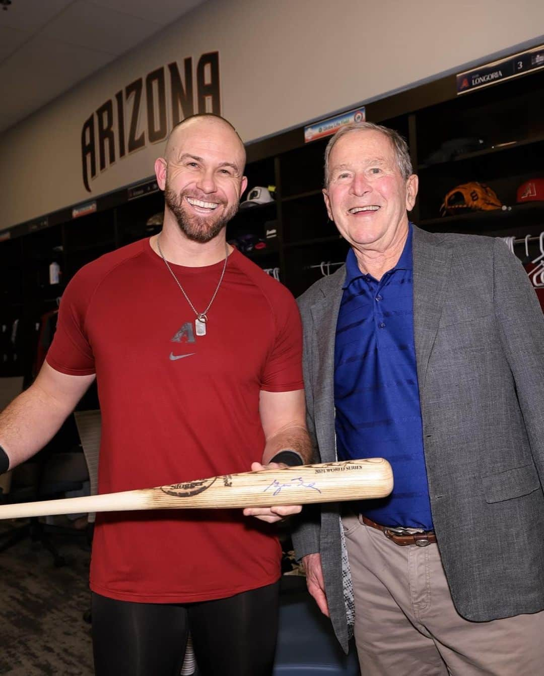 エバン・ロンゴリアさんのインスタグラム写真 - (エバン・ロンゴリアInstagram)「THANK YOU ARIZONA! THANK YOU @dbacks FANS!  This year was special in so many ways. Being at home all year with my family, allowing me to be a dad and husband in ways I hadn’t been afforded in some years. Welcoming the playoffs back to AZ for the first time since 2017…and ultimately playing for a ring and trying to bring title #2 back to the state.  I thank my family for their  unwavering support, my coaches and the training and support staff for always working to help us be better every day, the fans for showing us that this city and state has Diamondbacks fans EVERYWHERE, and ultimately my teammates for taking us all on a crazy journey that ended in heartbreak but also with our heads held high. We did it together and those memories will last a lifetime! ❤️🐍🏜️」11月6日 4時37分 - evan.longoria3