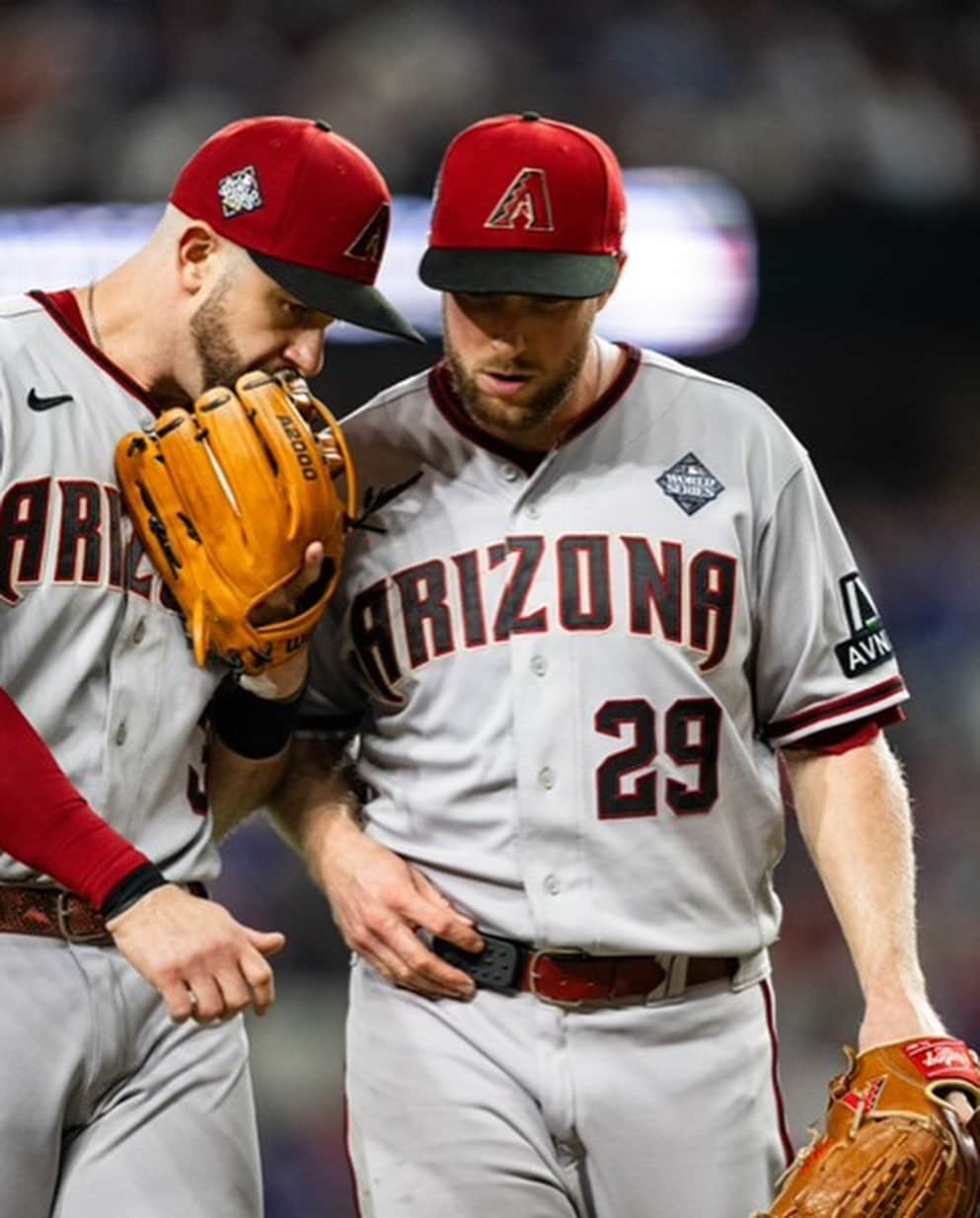 エバン・ロンゴリアさんのインスタグラム写真 - (エバン・ロンゴリアInstagram)「THANK YOU ARIZONA! THANK YOU @dbacks FANS!  This year was special in so many ways. Being at home all year with my family, allowing me to be a dad and husband in ways I hadn’t been afforded in some years. Welcoming the playoffs back to AZ for the first time since 2017…and ultimately playing for a ring and trying to bring title #2 back to the state.  I thank my family for their  unwavering support, my coaches and the training and support staff for always working to help us be better every day, the fans for showing us that this city and state has Diamondbacks fans EVERYWHERE, and ultimately my teammates for taking us all on a crazy journey that ended in heartbreak but also with our heads held high. We did it together and those memories will last a lifetime! ❤️🐍🏜️」11月6日 4時37分 - evan.longoria3