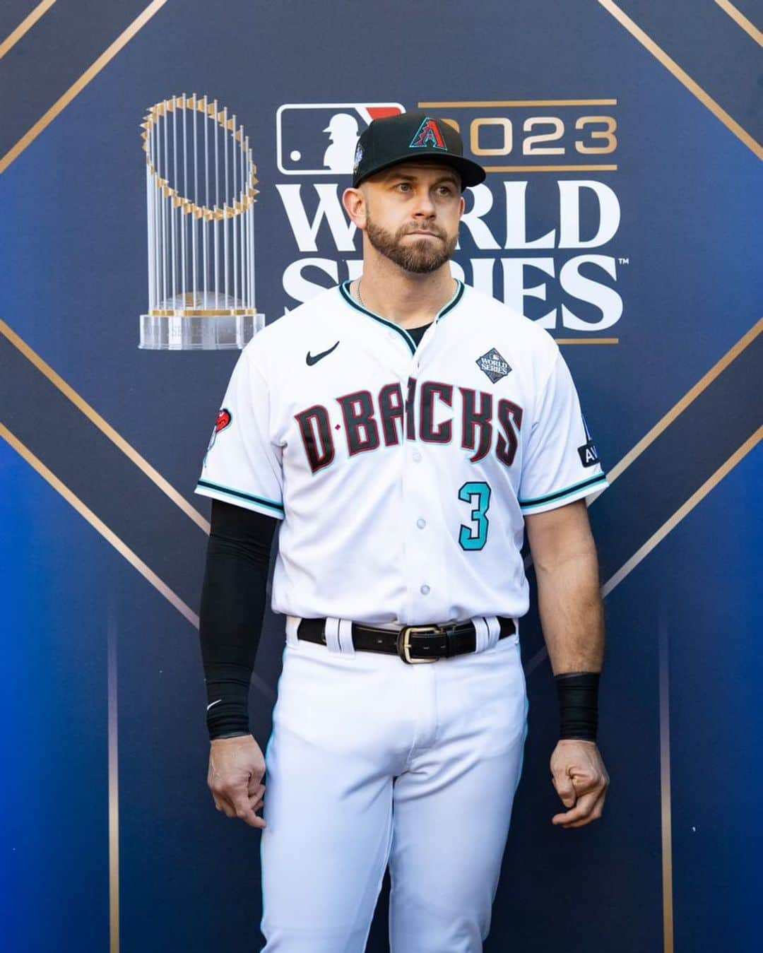 エバン・ロンゴリアのインスタグラム：「THANK YOU ARIZONA! THANK YOU @dbacks FANS!  This year was special in so many ways. Being at home all year with my family, allowing me to be a dad and husband in ways I hadn’t been afforded in some years. Welcoming the playoffs back to AZ for the first time since 2017…and ultimately playing for a ring and trying to bring title #2 back to the state.  I thank my family for their  unwavering support, my coaches and the training and support staff for always working to help us be better every day, the fans for showing us that this city and state has Diamondbacks fans EVERYWHERE, and ultimately my teammates for taking us all on a crazy journey that ended in heartbreak but also with our heads held high. We did it together and those memories will last a lifetime! ❤️🐍🏜️」